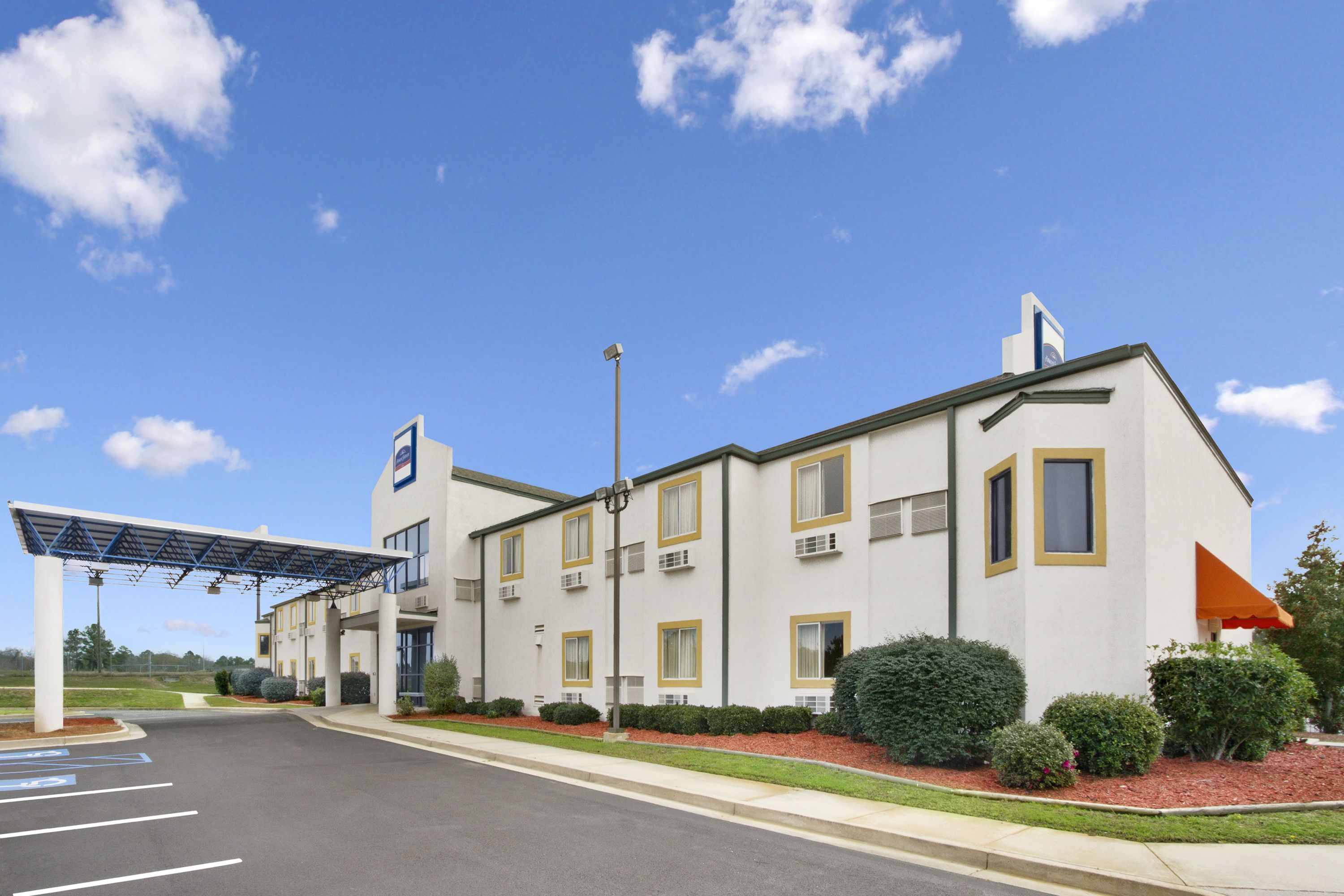 Exterior of Howard Johnson by Wyndham Tifton GA I-75 hotel in Tifton, Georgia