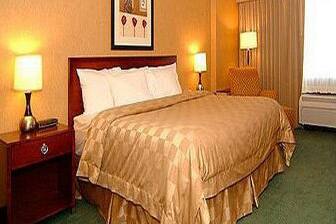 Guest room at the Howard Johnson Sioux City in Sioux City, Iowa