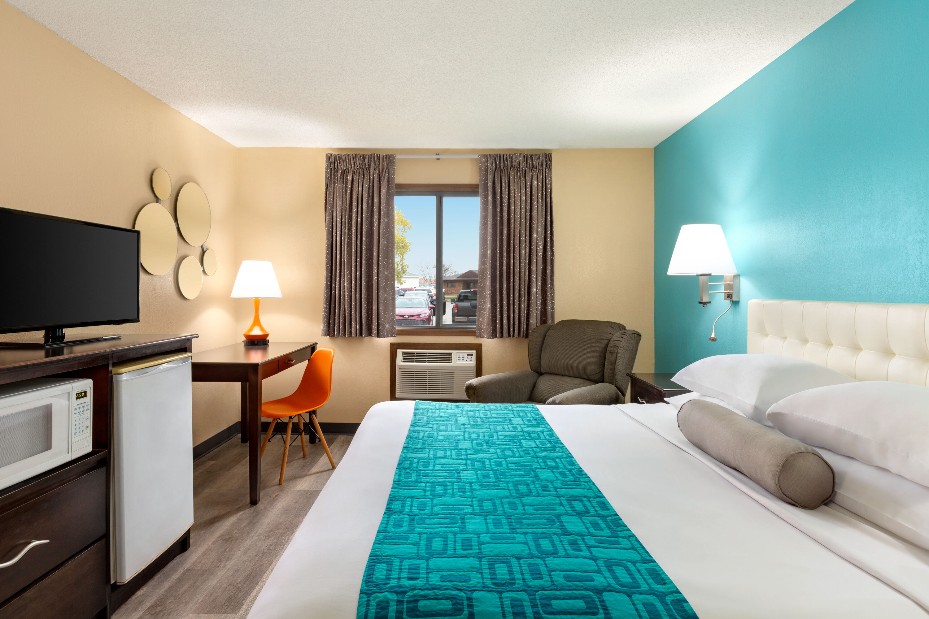Guest room at the Howard Johnson by Wyndham Waterloo/Cedar Falls in Waterloo, Iowa