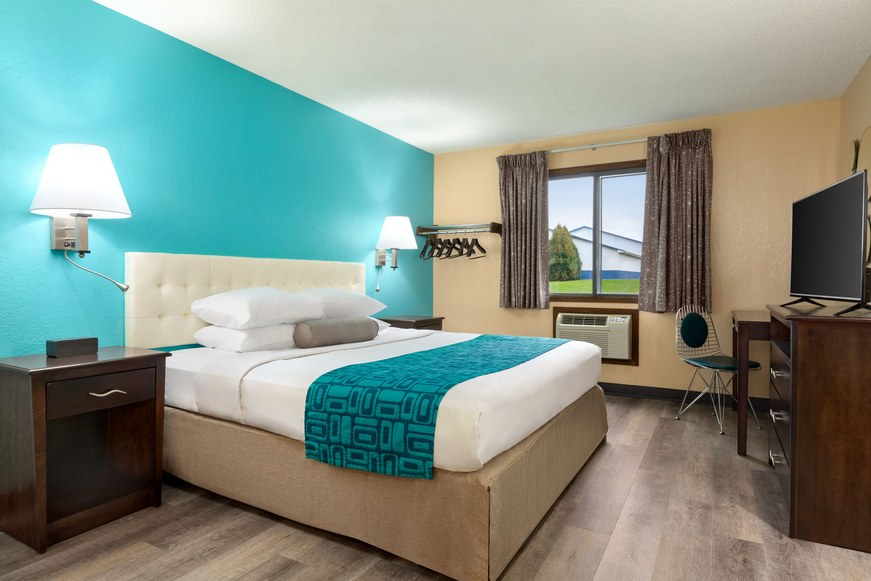 Howard Johnson by Wyndham Waterloo/Cedar Falls suite in Waterloo, Iowa