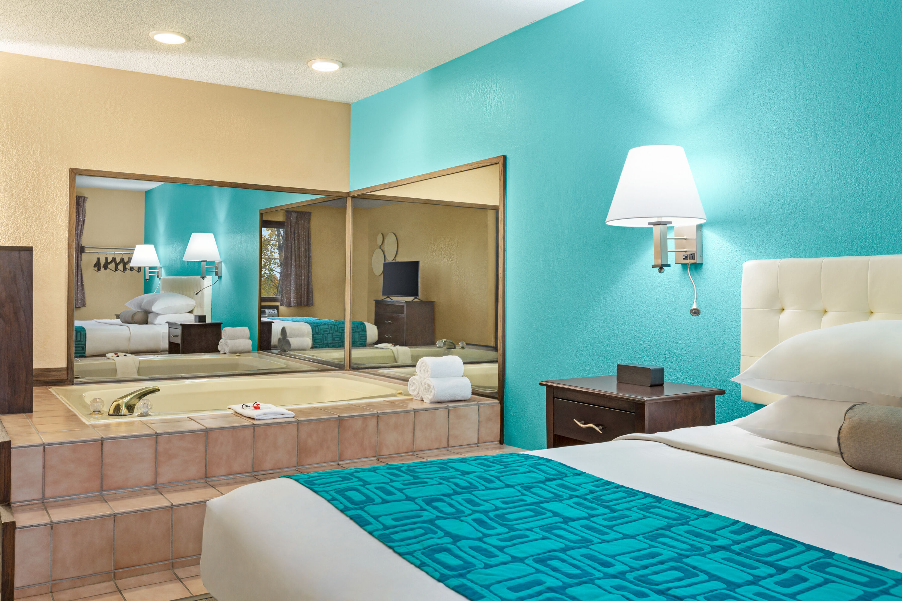 Howard Johnson by Wyndham Waterloo/Cedar Falls suite in Waterloo, Iowa