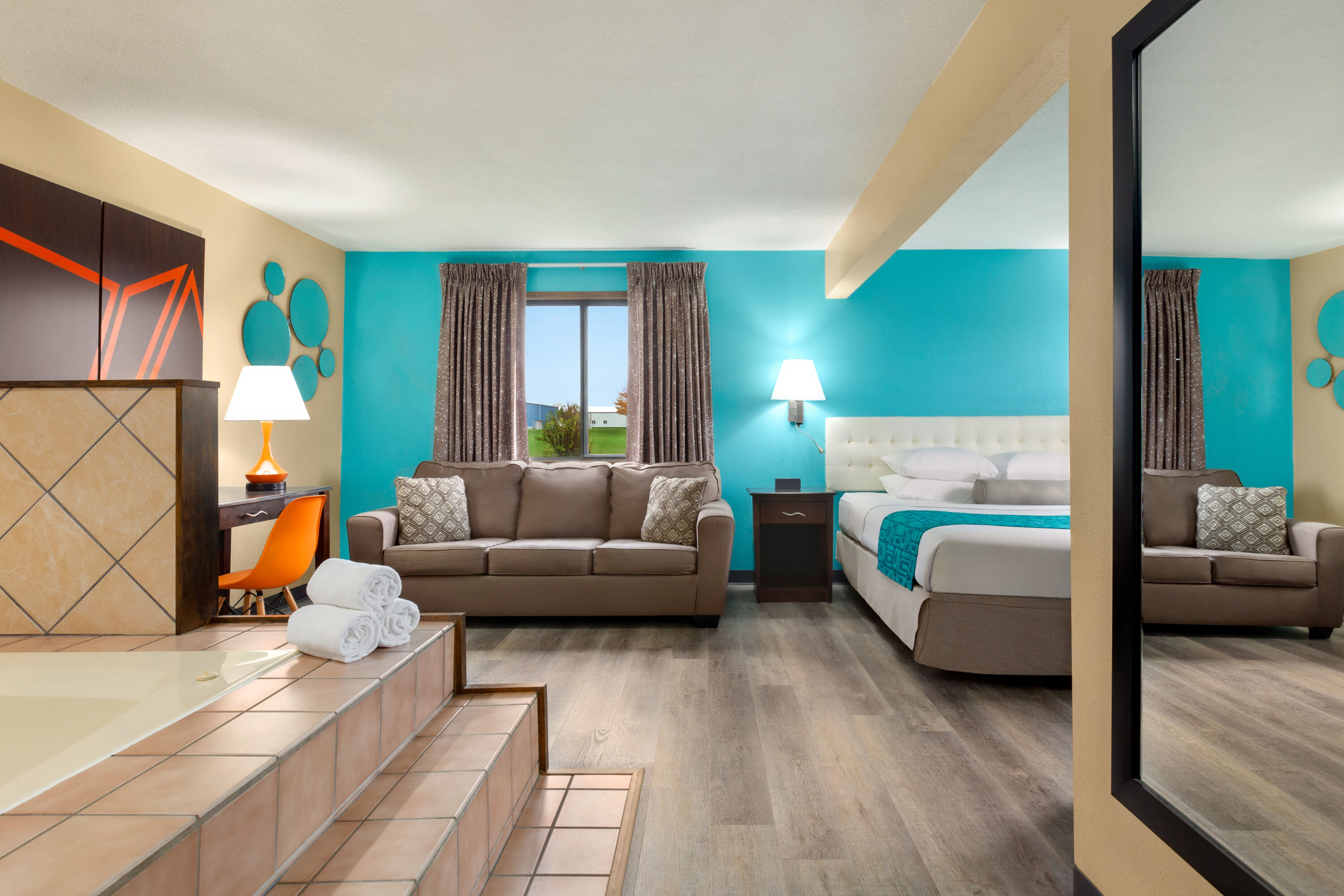 Howard Johnson by Wyndham Waterloo/Cedar Falls suite in Waterloo, Iowa