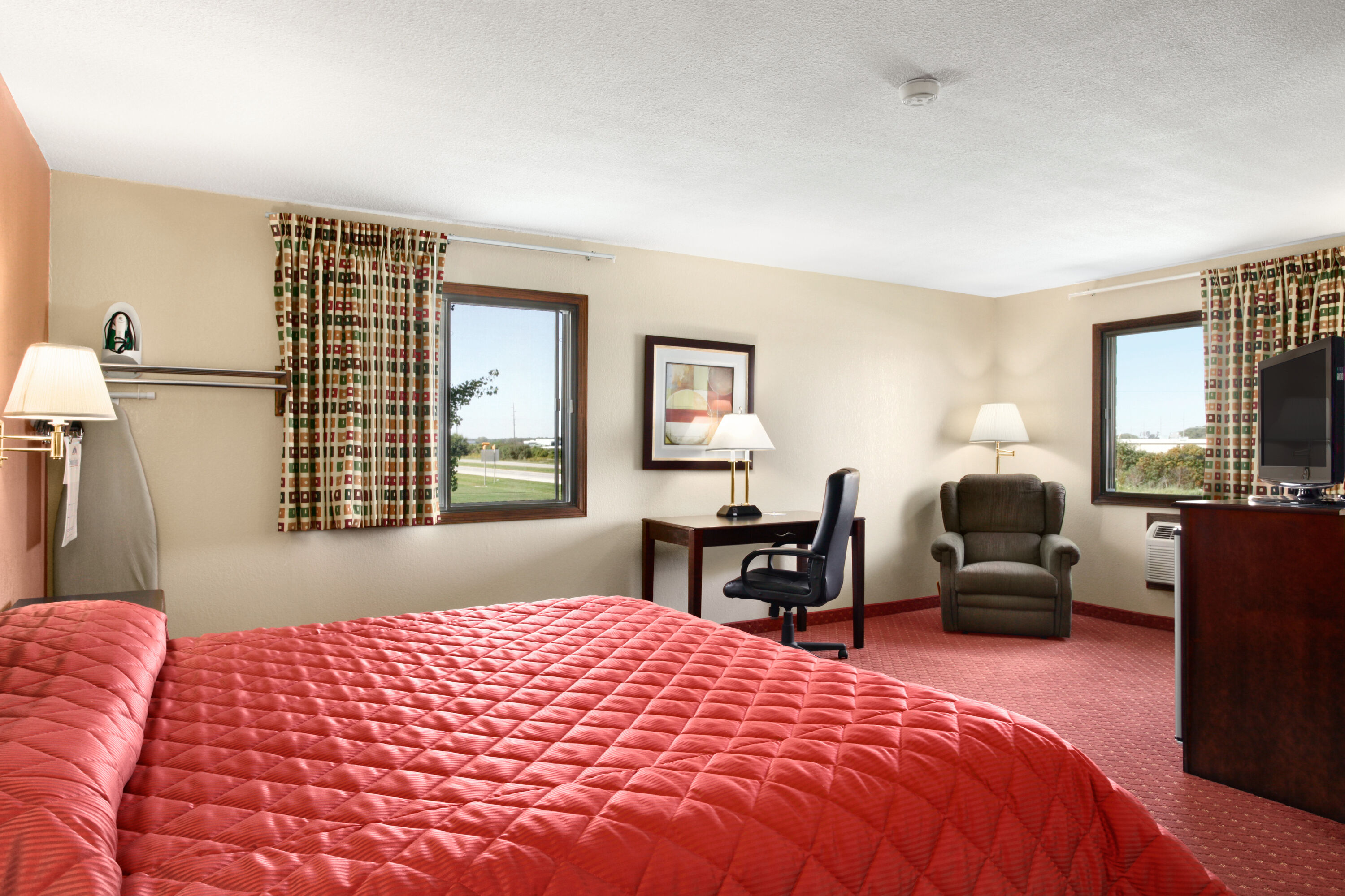 Howard Johnson by Wyndham Waterloo/Cedar Falls suite in Waterloo, Iowa