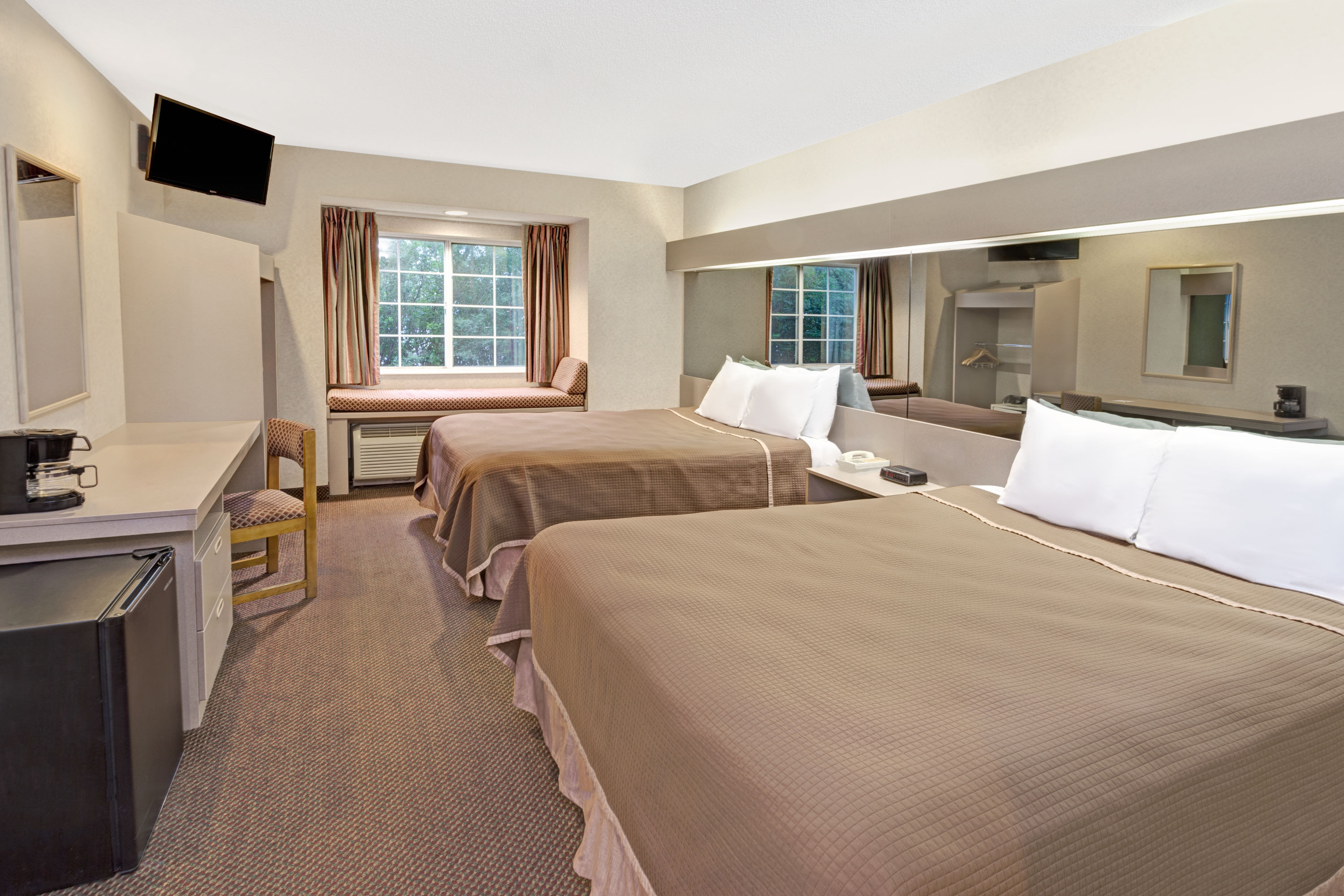 Howard Johnson By Wyndham Elk Grove Village Hotel Amp Suites