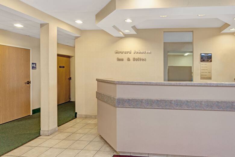 Howard Johnson Inn and Suites Elk Grove Village O'Hare hotel lobby in Elk Grove Village, Illinois