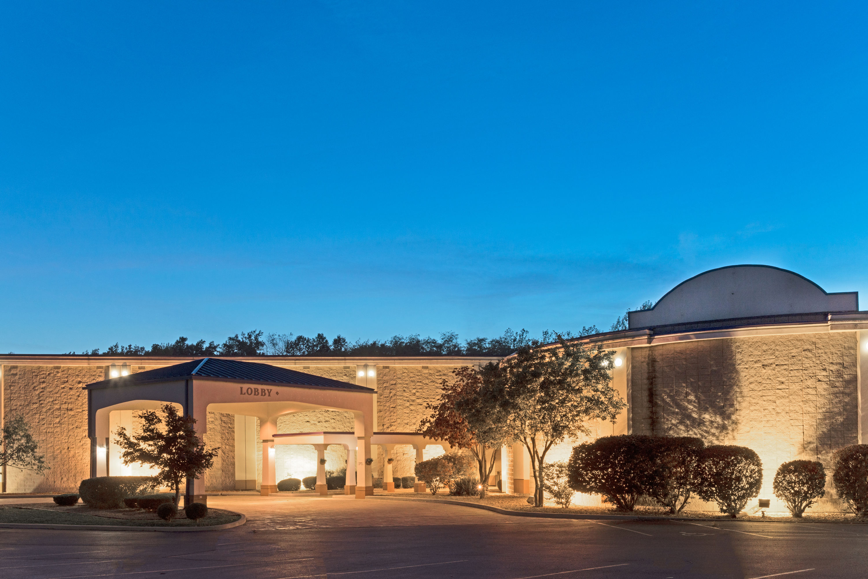 Howard Johnson By Wyndham Springfield Hotel Amp Suites