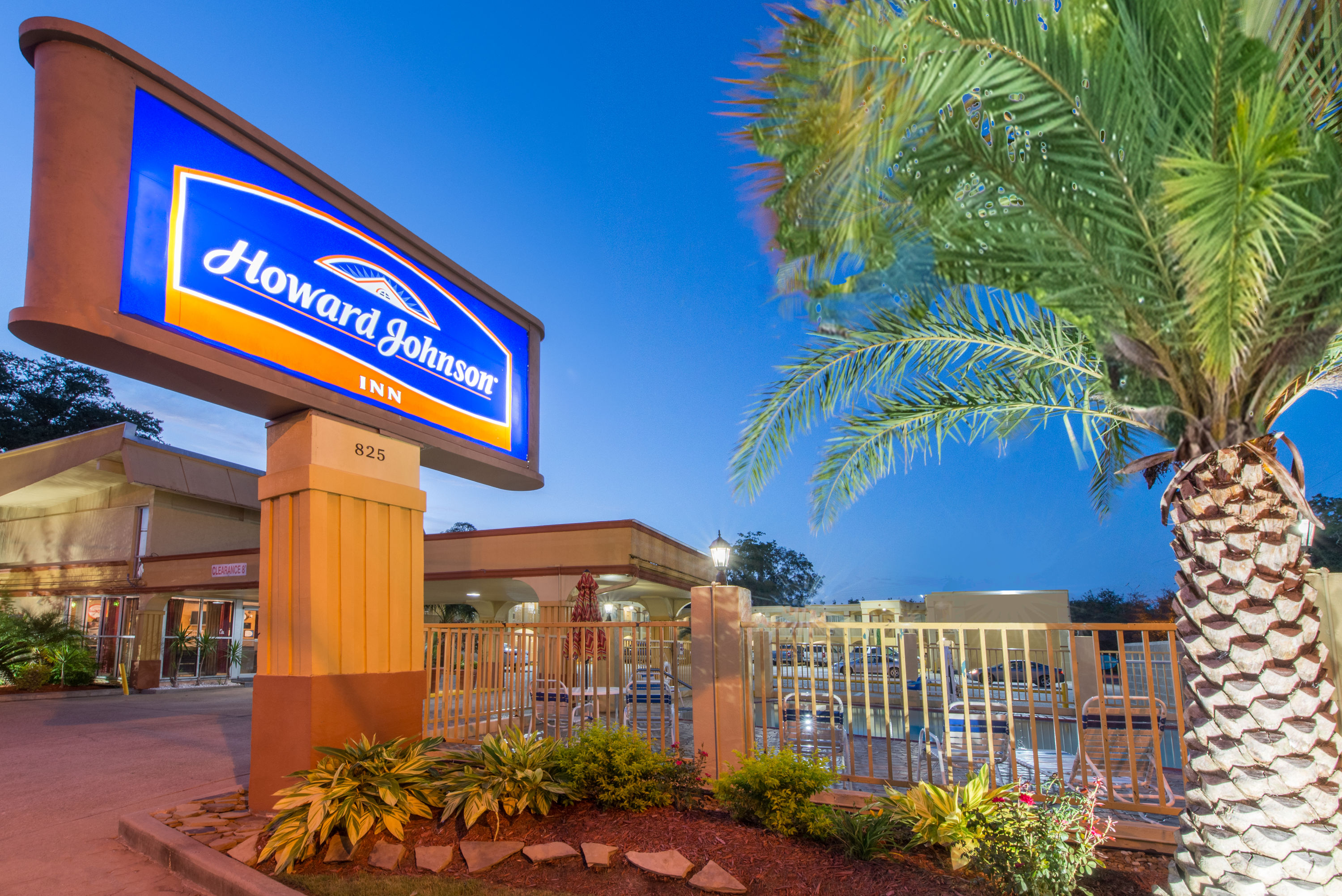 Exterior of Howard Johnson by Wyndham Historic Lake Charles hotel in Lake Charles, Louisiana