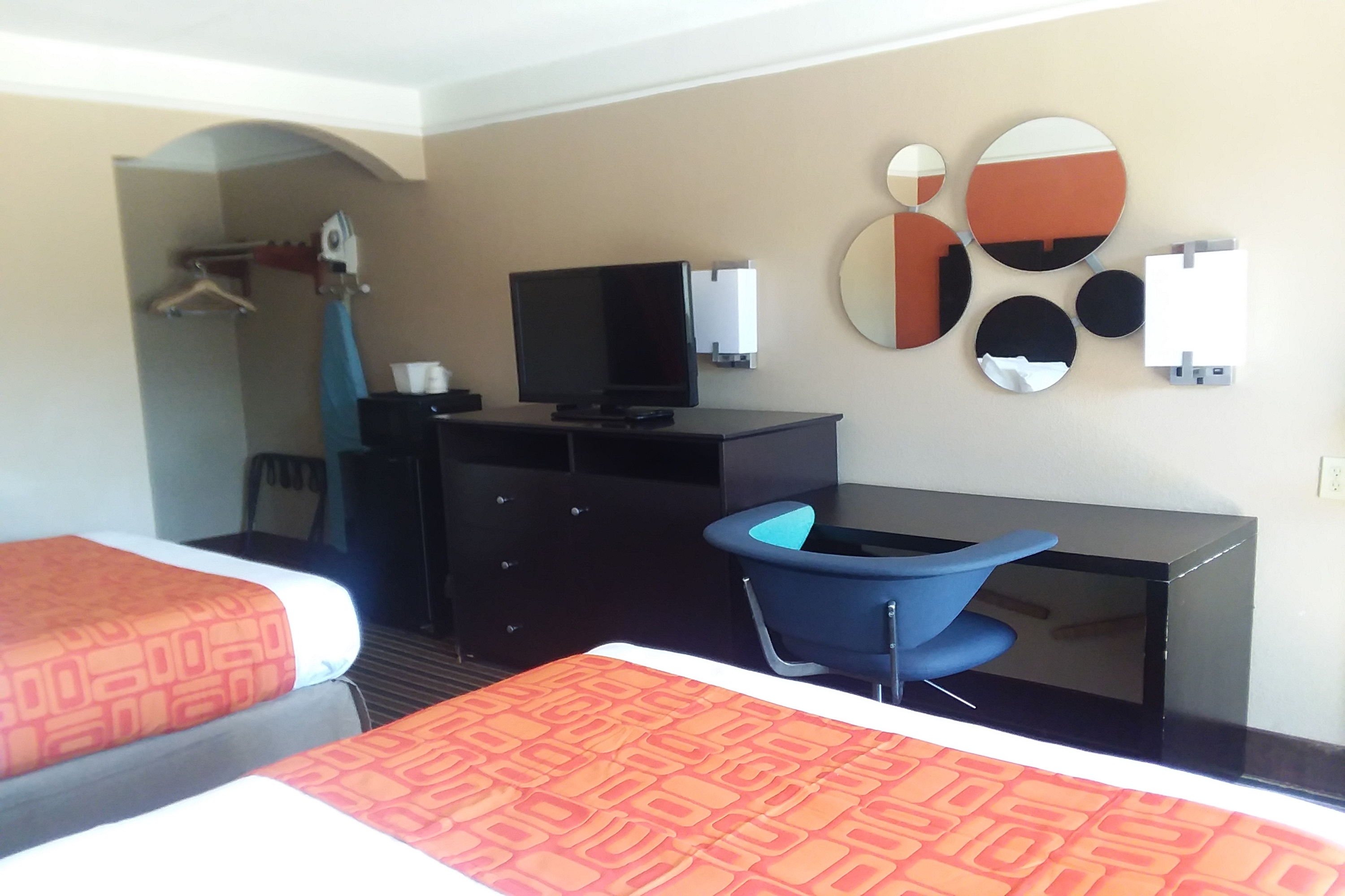 Guest room at the Howard Johnson by Wyndham Historic Lake Charles in Lake Charles, Louisiana