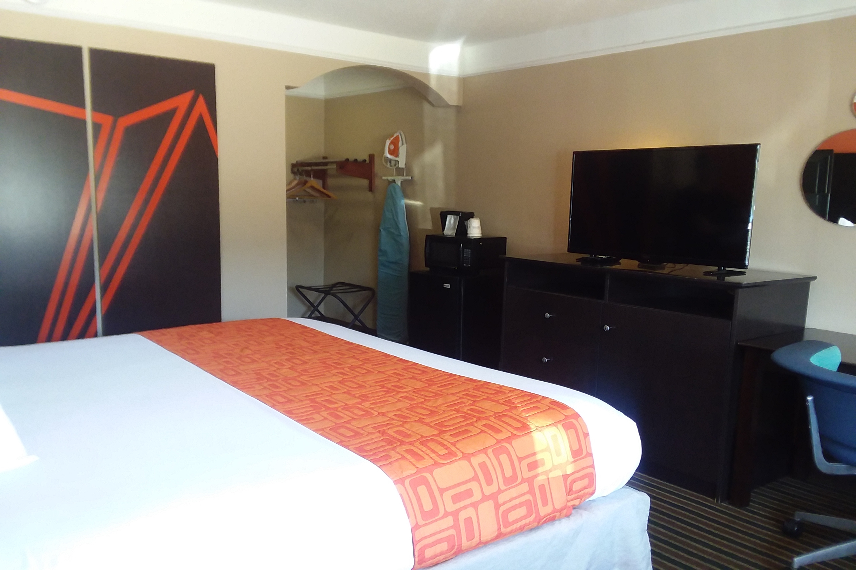 Guest room at the Howard Johnson by Wyndham Historic Lake Charles in Lake Charles, Louisiana