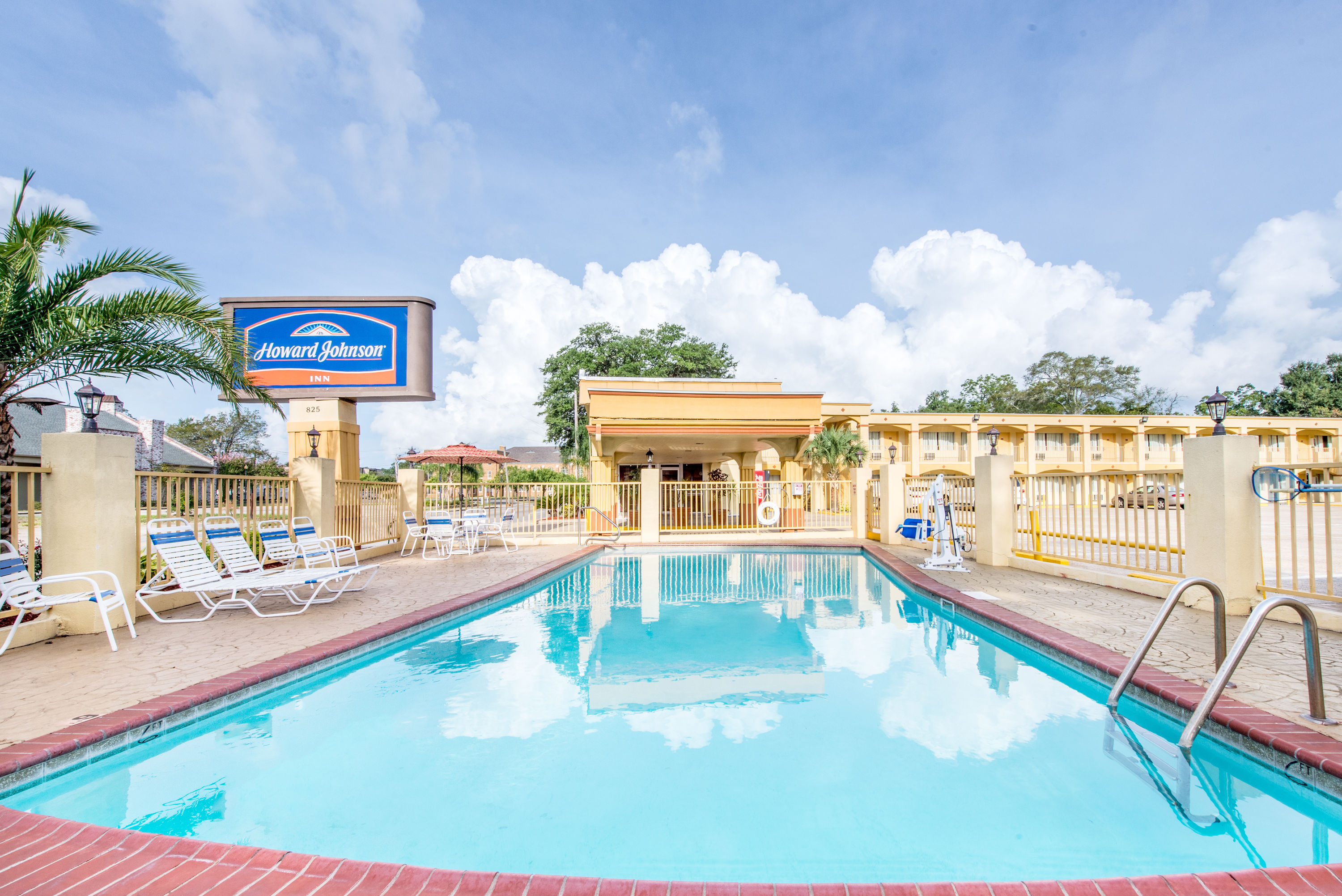 Howard Johnson By Wyndham Historic Lake Charles Lake Charles La Hotels