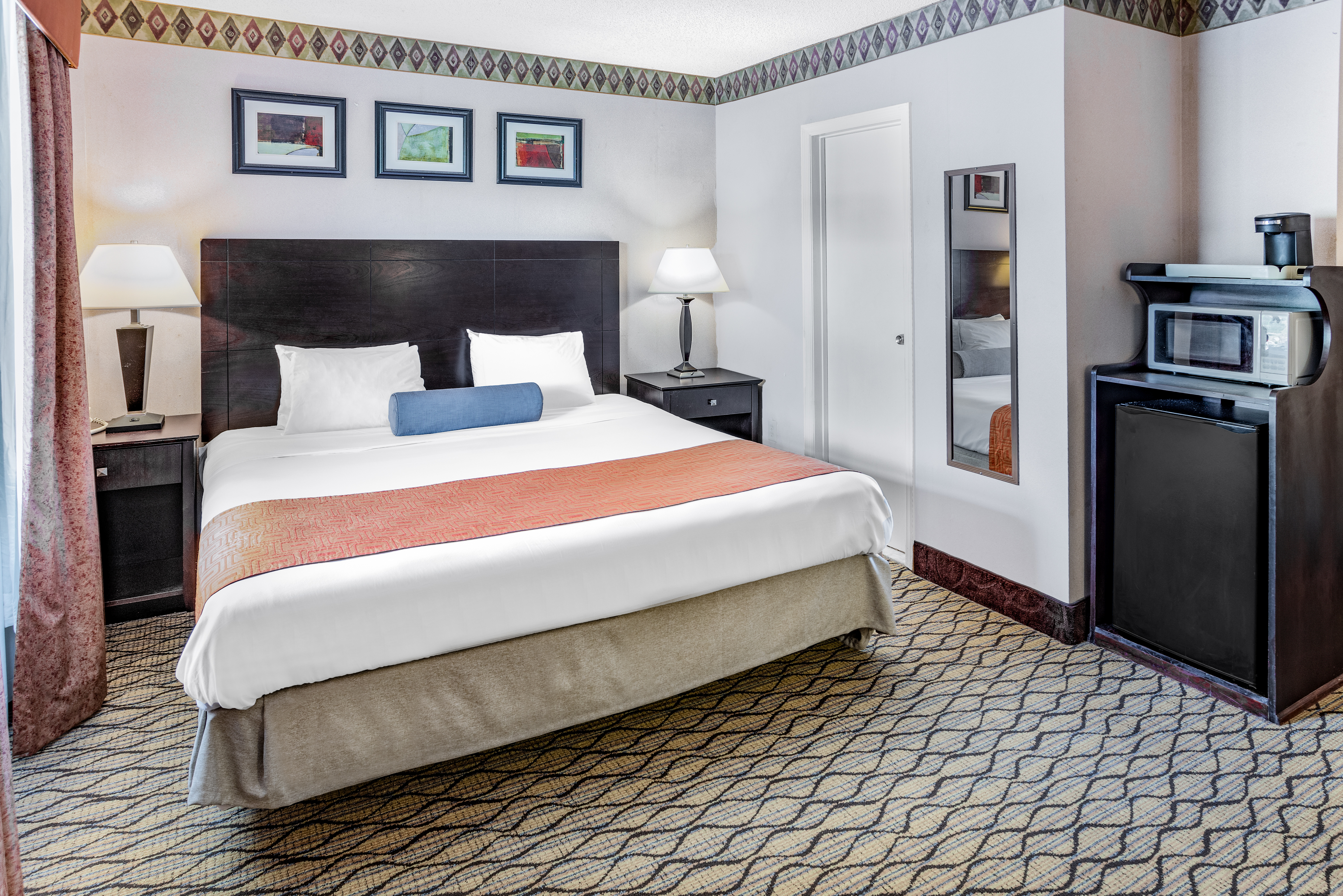 Guest room at the Howard Johnson by Wyndham Lenox in Lenox, Massachusetts