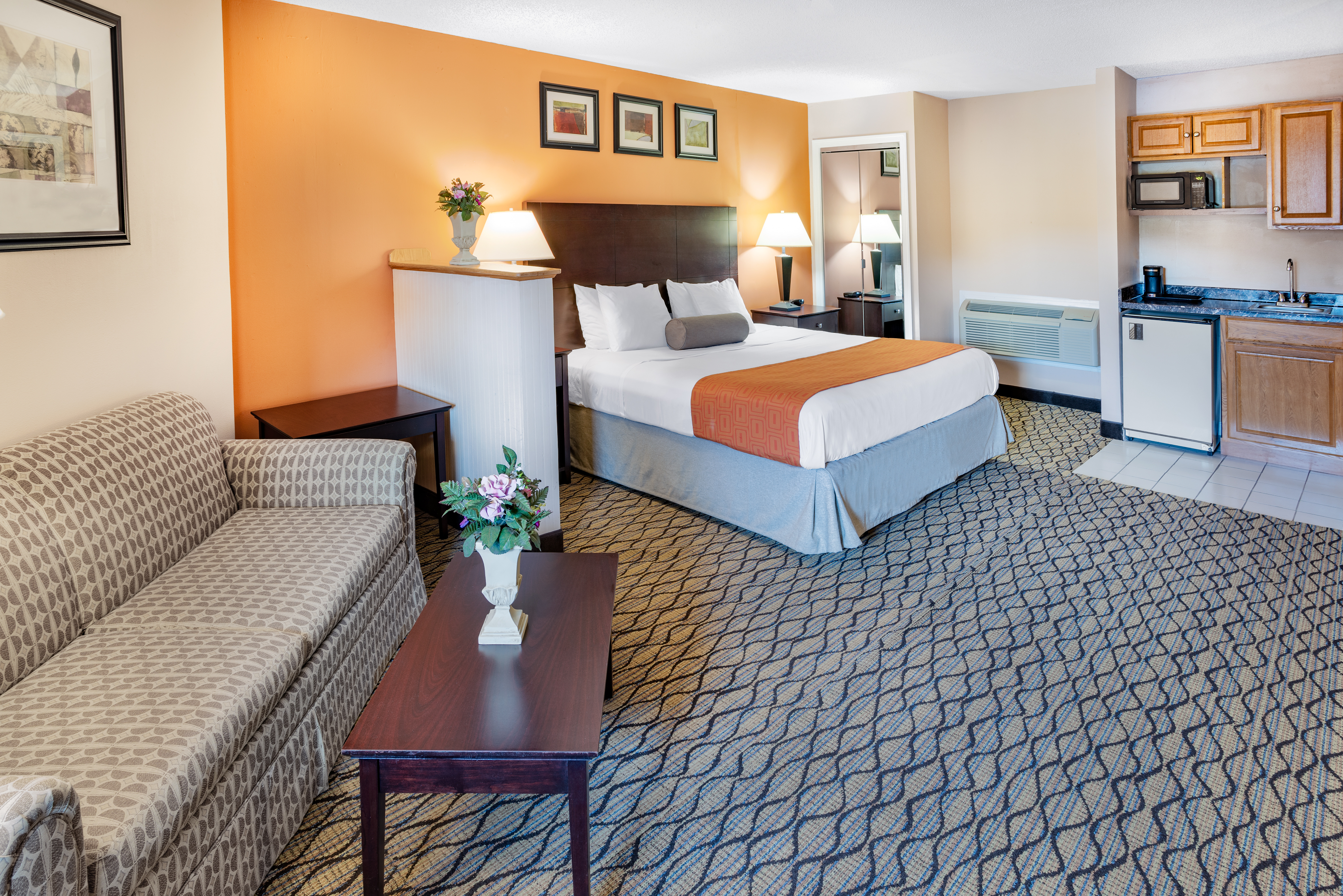 Guest room at the Howard Johnson by Wyndham Lenox in Lenox, Massachusetts