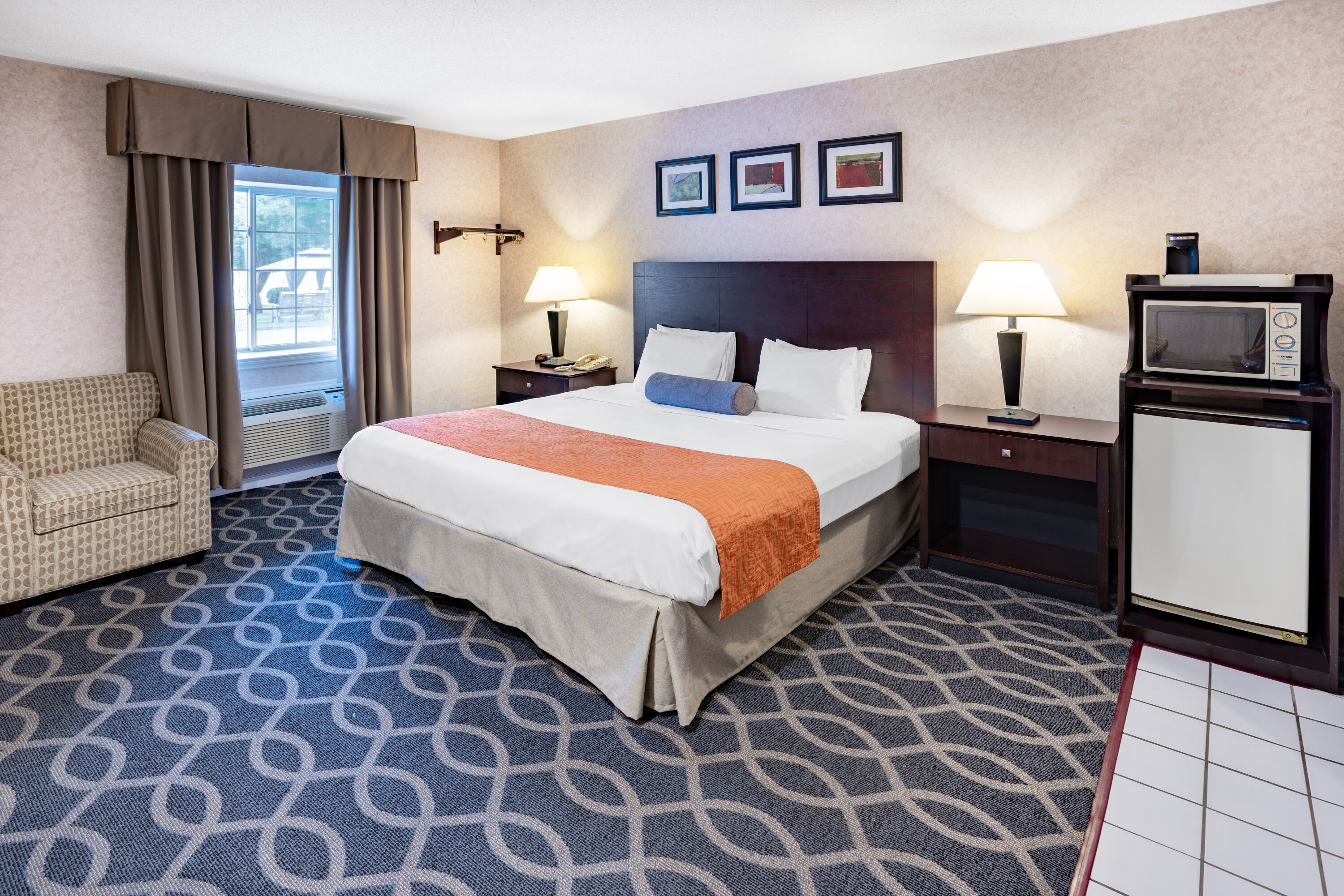 Guest room at the Howard Johnson by Wyndham Lenox in Lenox, Massachusetts