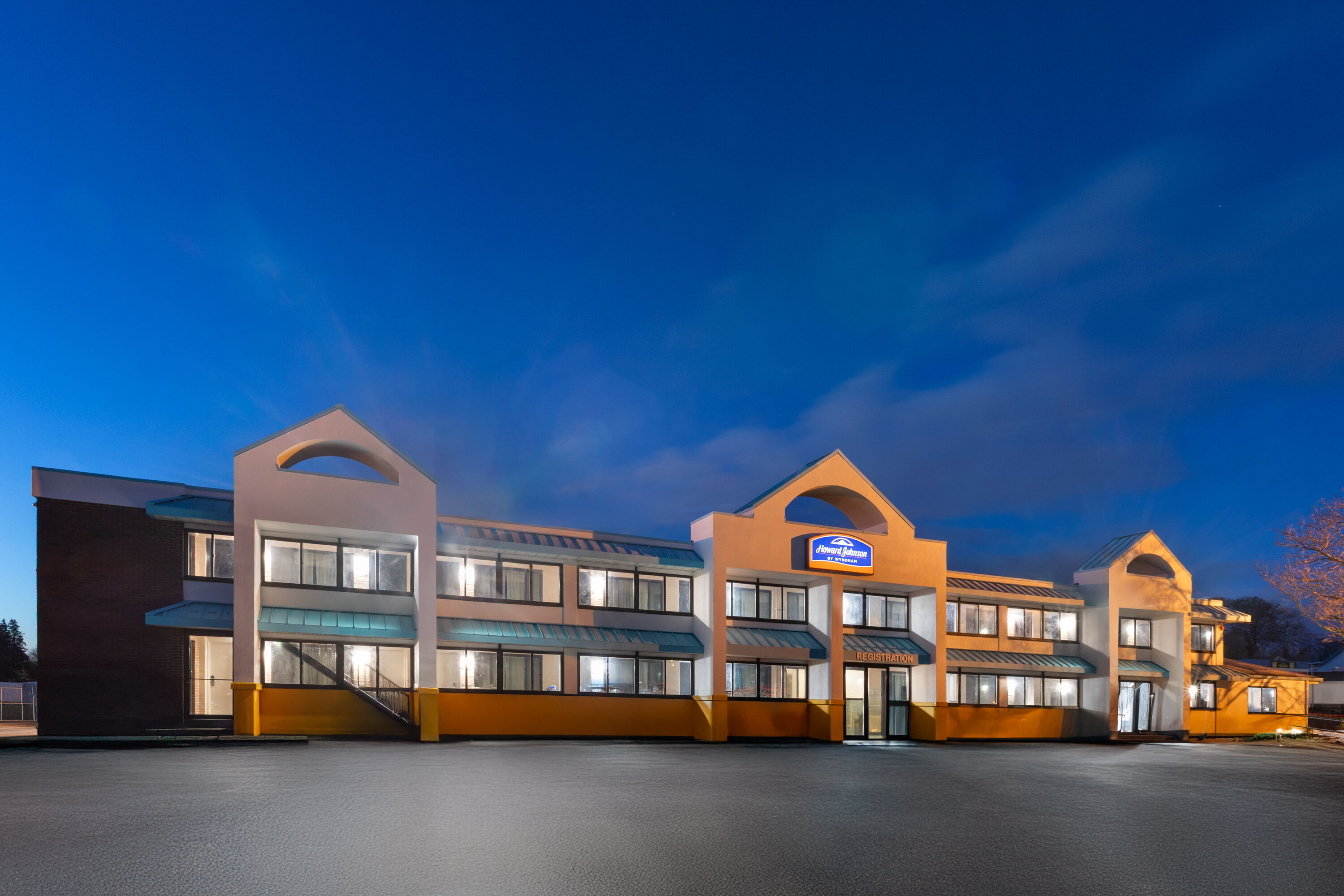 Exterior Dusk Image of Howard Johnson by Wyndham Malden Boston Area hotel in Malden, Massachusetts