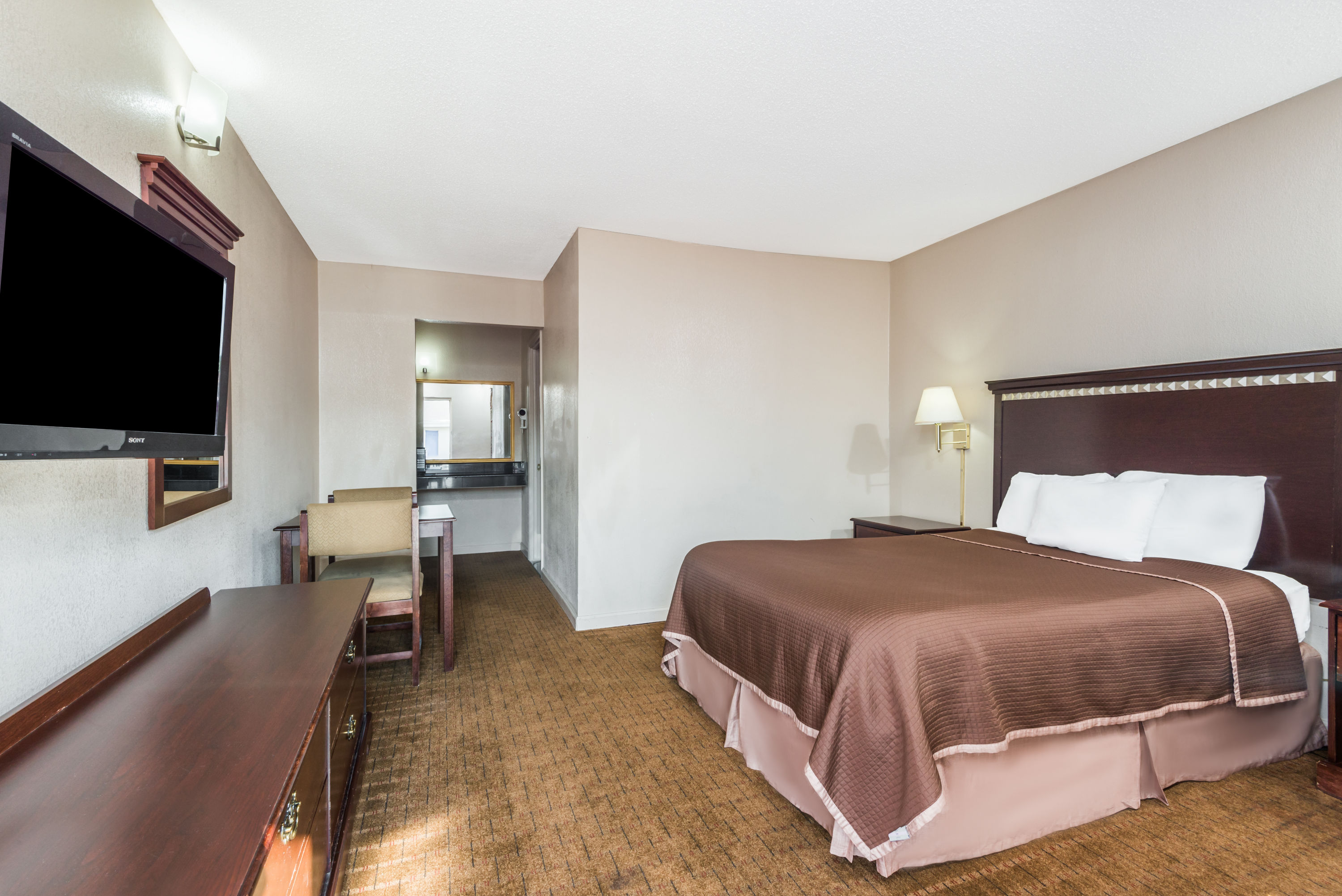 Guest room at the Howard Johnson by Wyndham Springfield in Springfield, Massachusetts