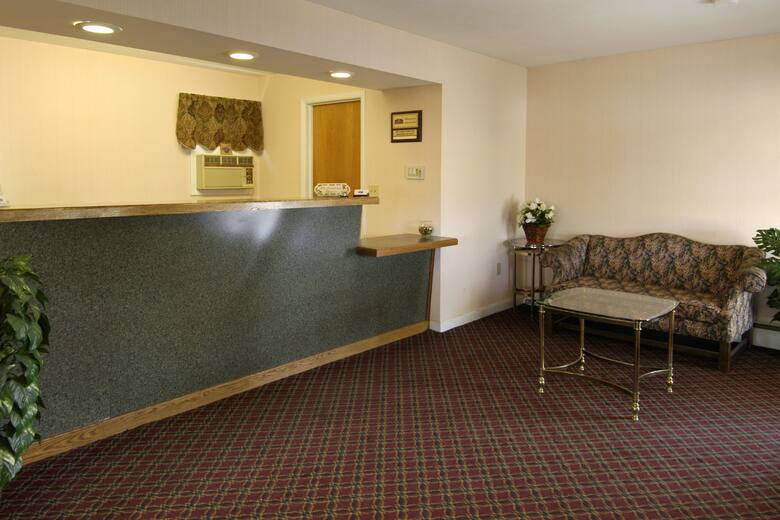 Howard Johnson By Wyndham Williamstown Hotels Ma 01267 Howard Johnson By Wyndham Williamstown Hotel Lobby In Machusetts