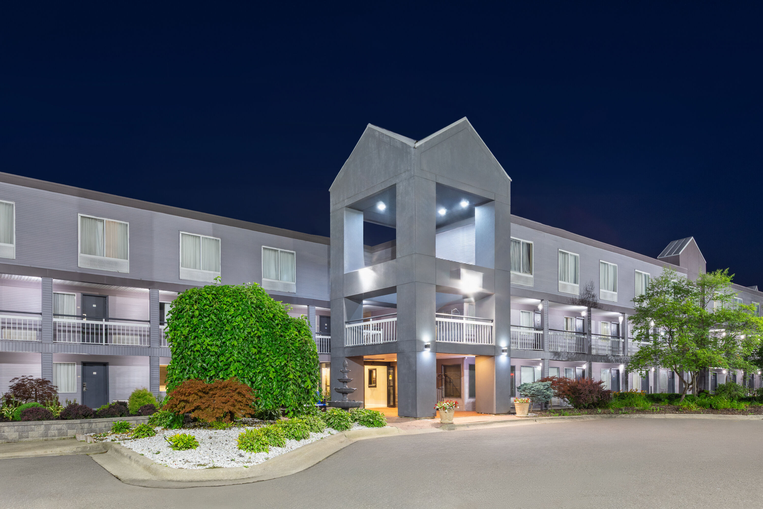 Exterior Dusk Image of Howard Johnson by Wyndham Romulus Detroit Metro Airport hotel in Romulus, Michigan