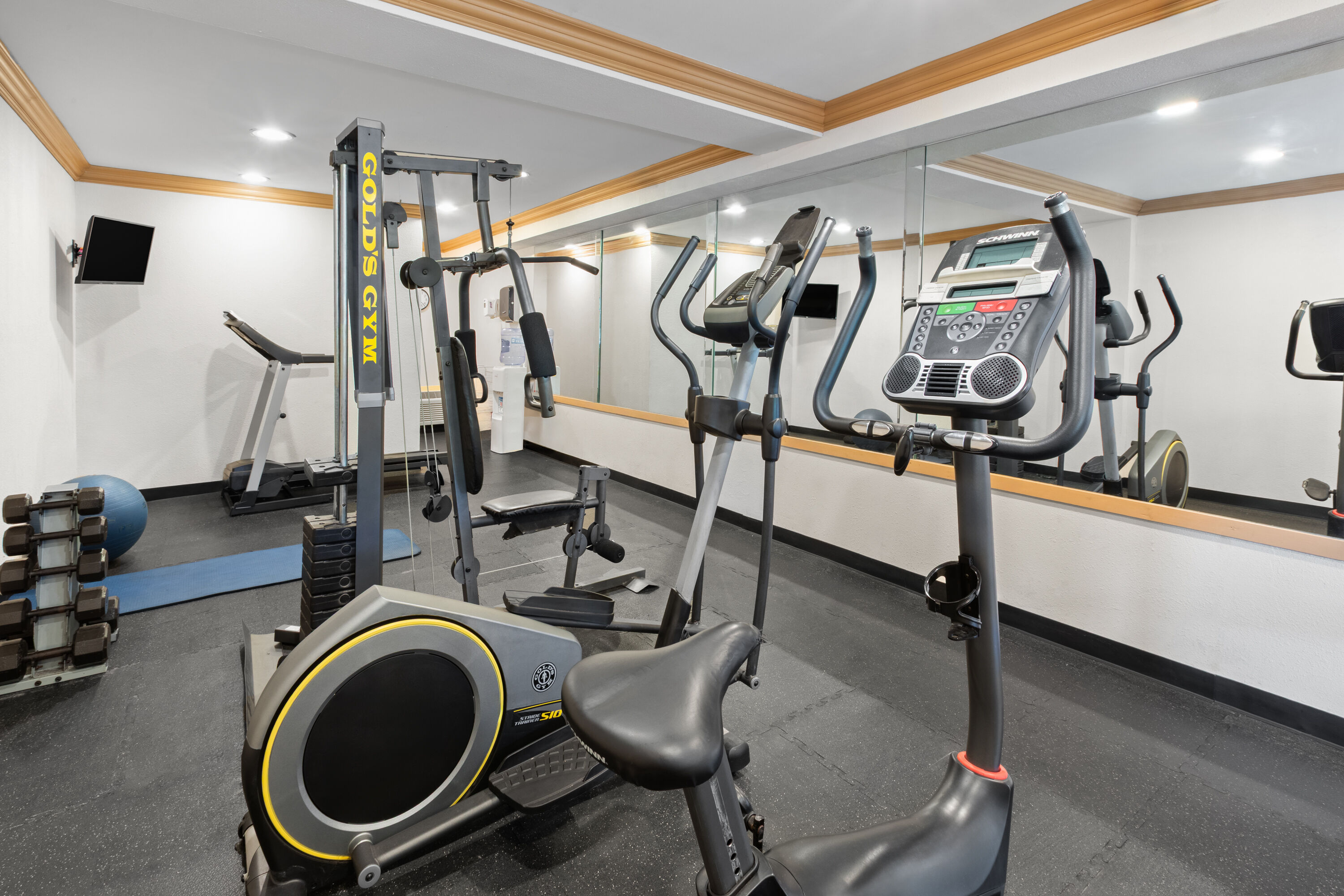 Fitness room at Howard Johnson by Wyndham Romulus Detroit Metro Airport in Romulus, Michigan