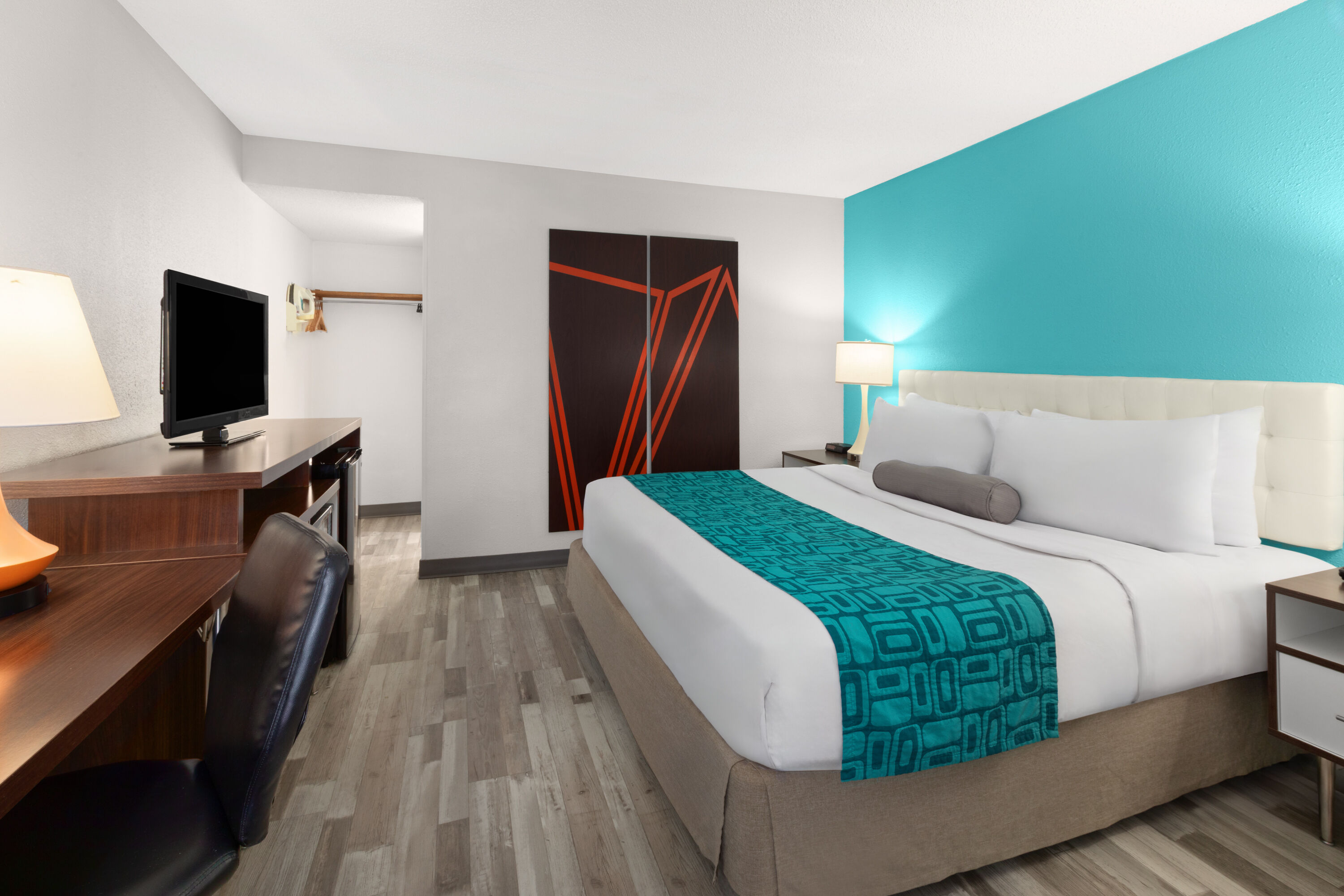 Guest room at the Howard Johnson by Wyndham Romulus Detroit Metro Airport in Romulus, Michigan