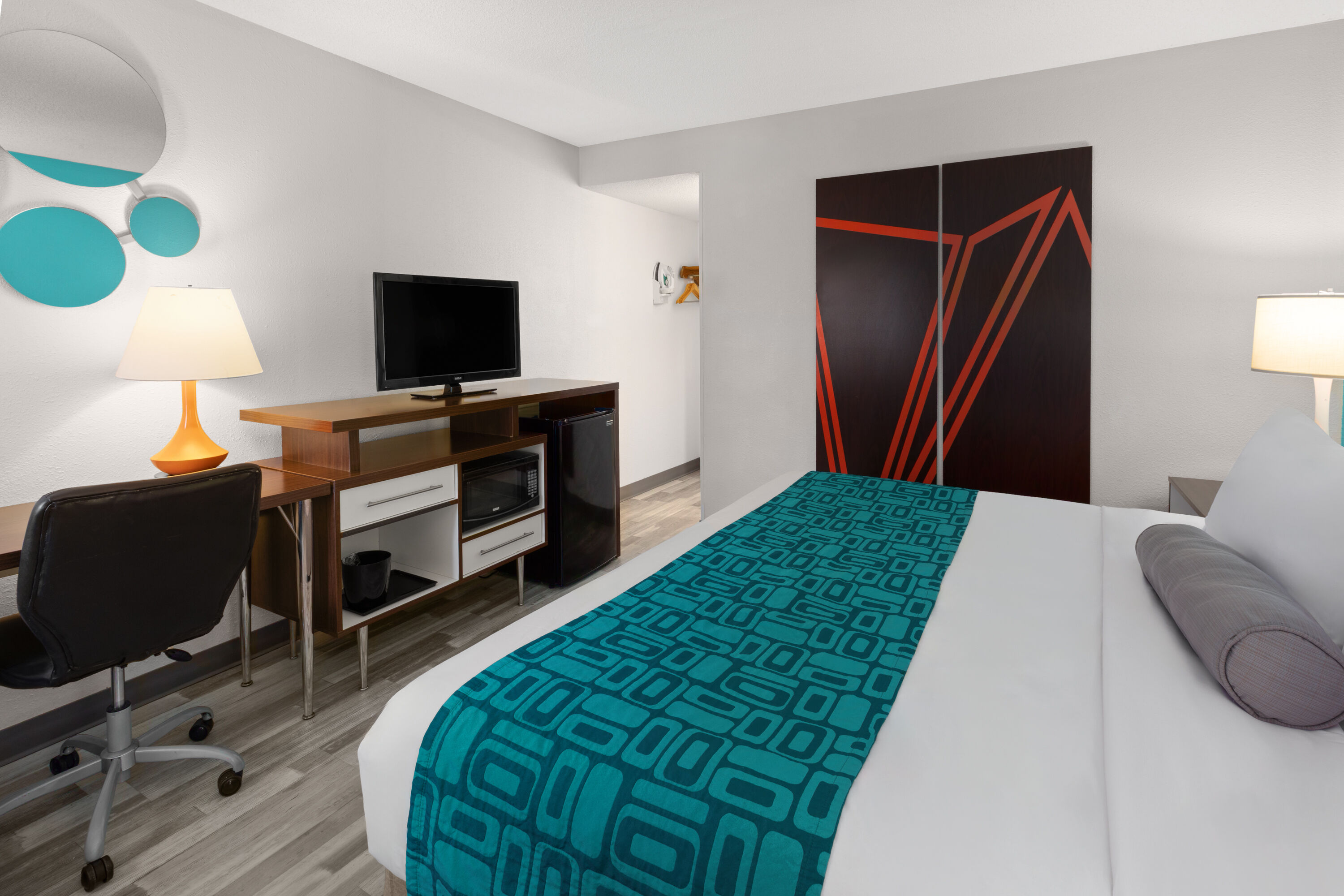 Guest room at the Howard Johnson by Wyndham Romulus Detroit Metro Airport in Romulus, Michigan