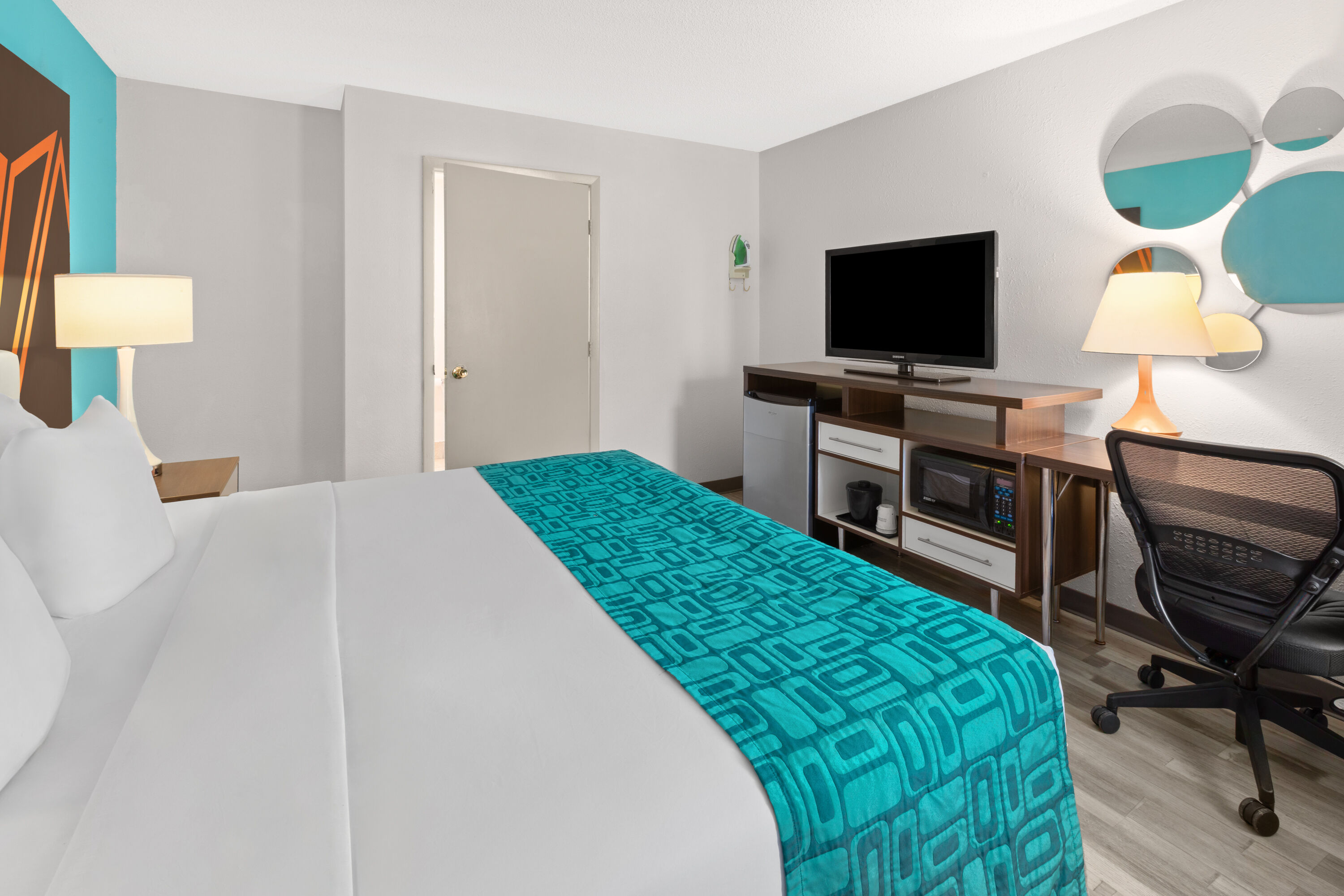 Guest room at the Howard Johnson by Wyndham Romulus Detroit Metro Airport in Romulus, Michigan