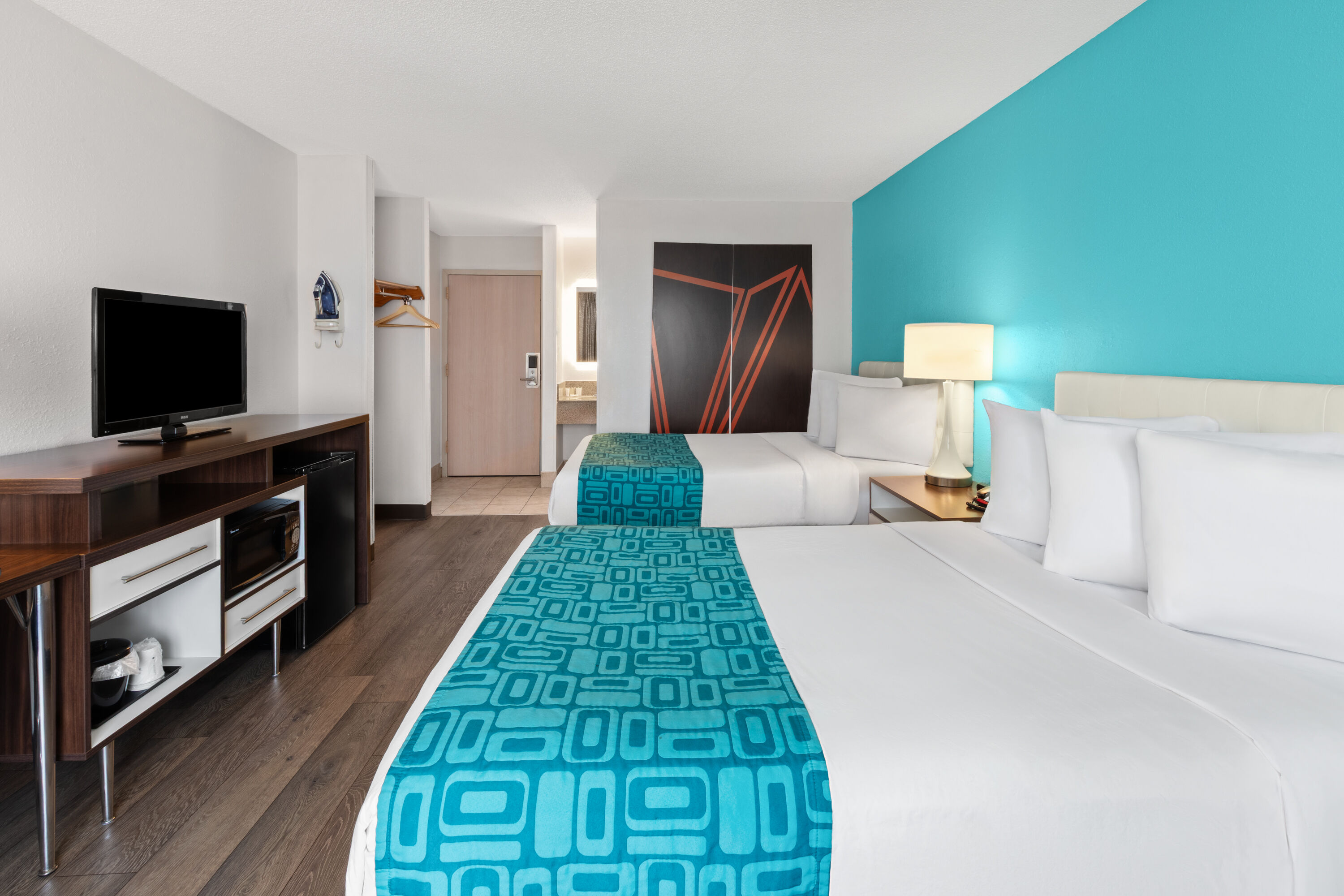 Guest room at the Howard Johnson by Wyndham Romulus Detroit Metro Airport in Romulus, Michigan