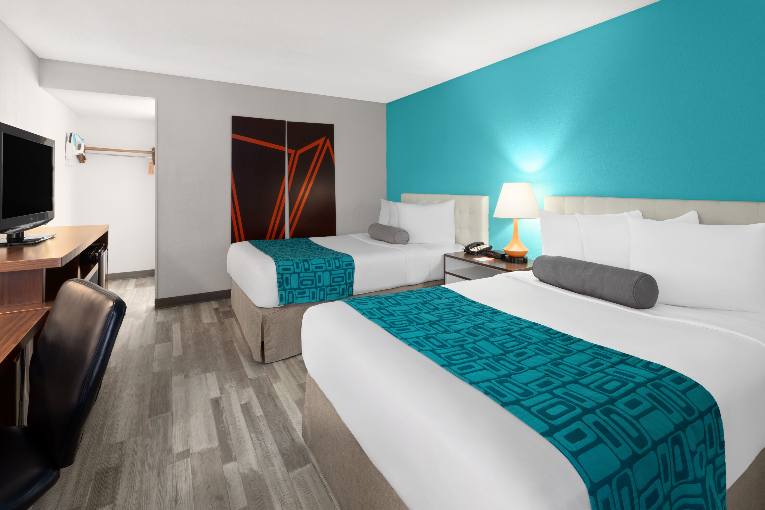 Guest room at the Howard Johnson by Wyndham Romulus Detroit Metro Airport in Romulus, Michigan