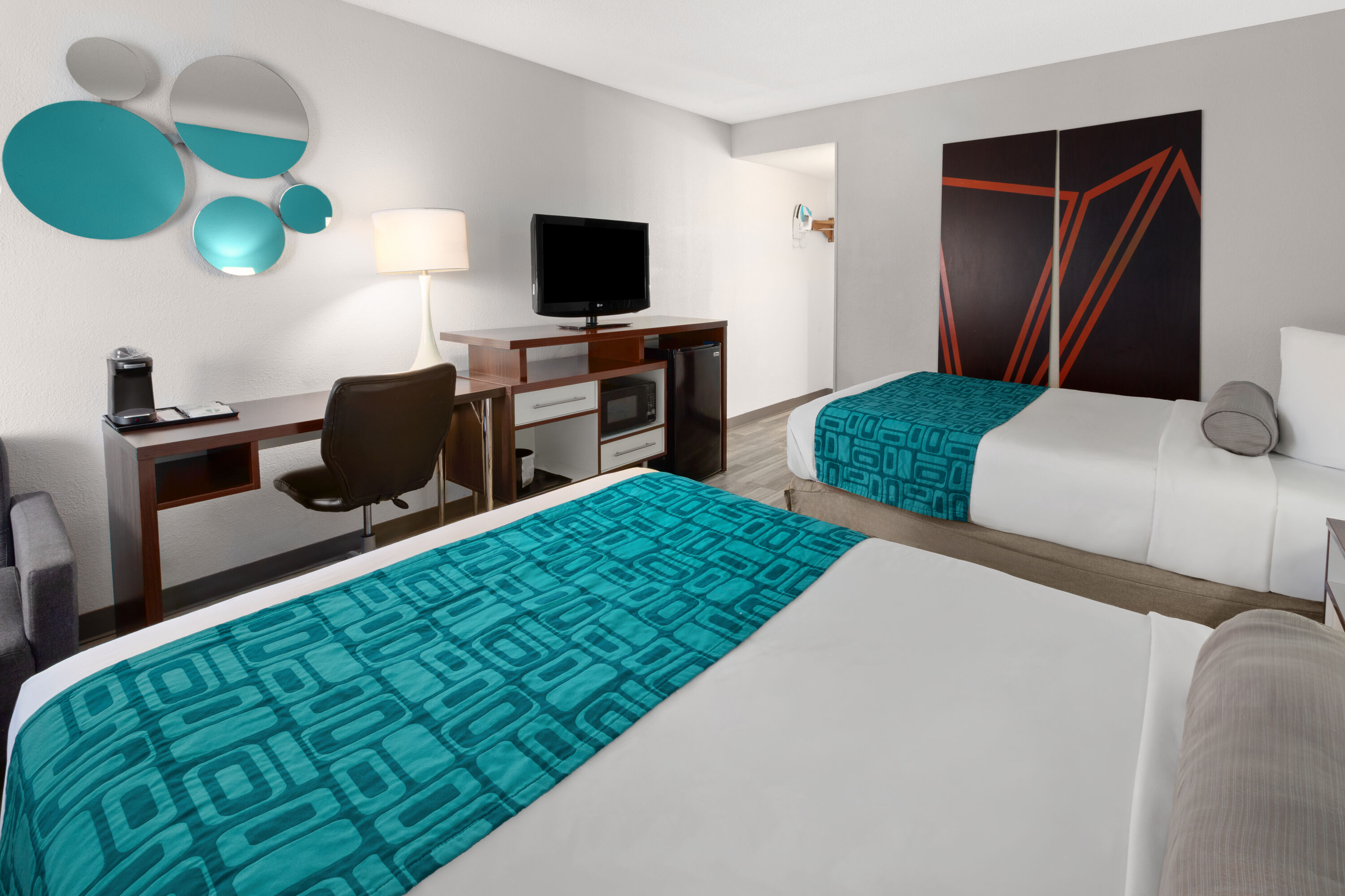 Guest room at the Howard Johnson by Wyndham Romulus Detroit Metro Airport in Romulus, Michigan