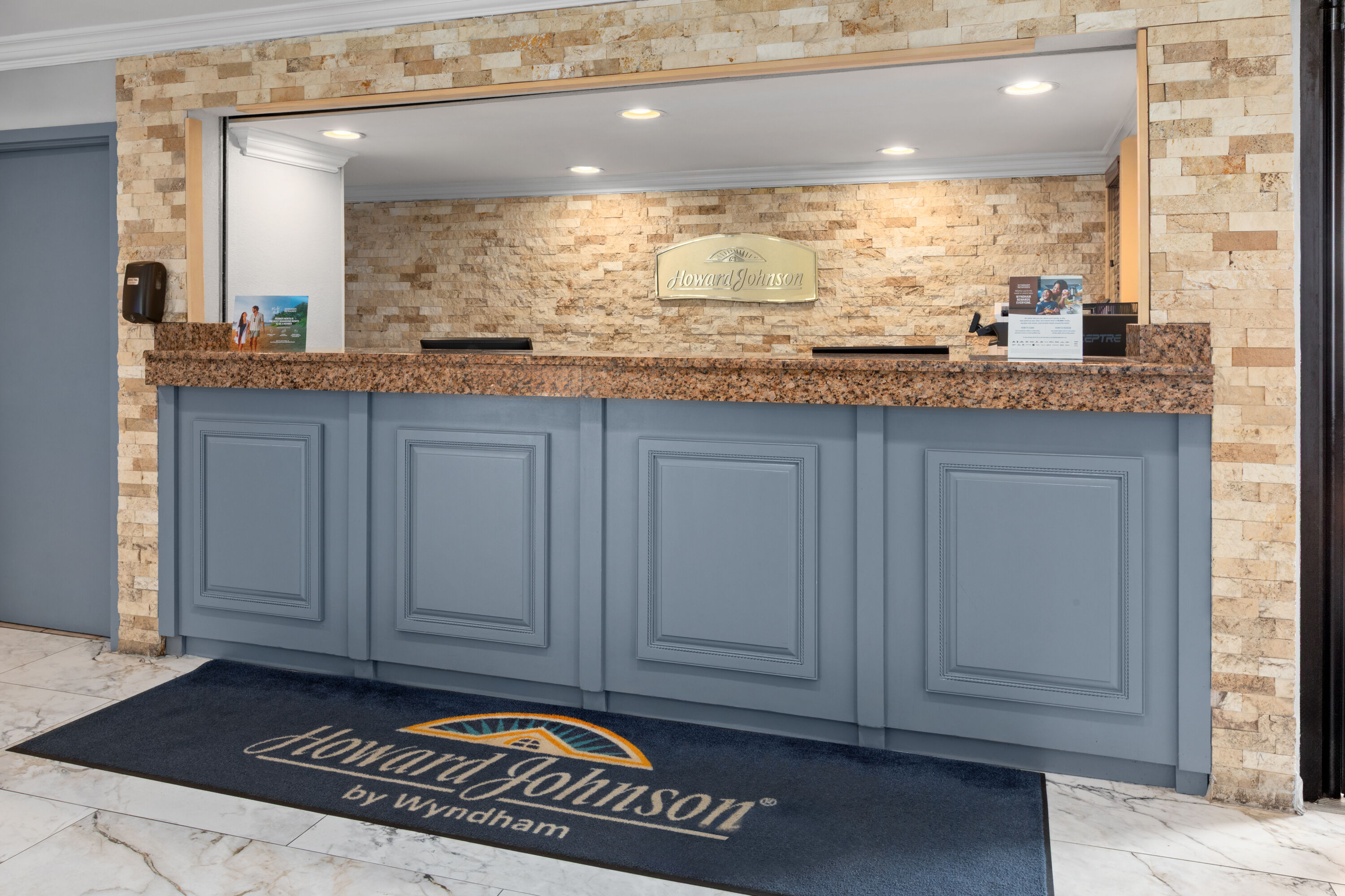 Howard Johnson by Wyndham Romulus Detroit Metro Airport reception in Romulus, Michigan