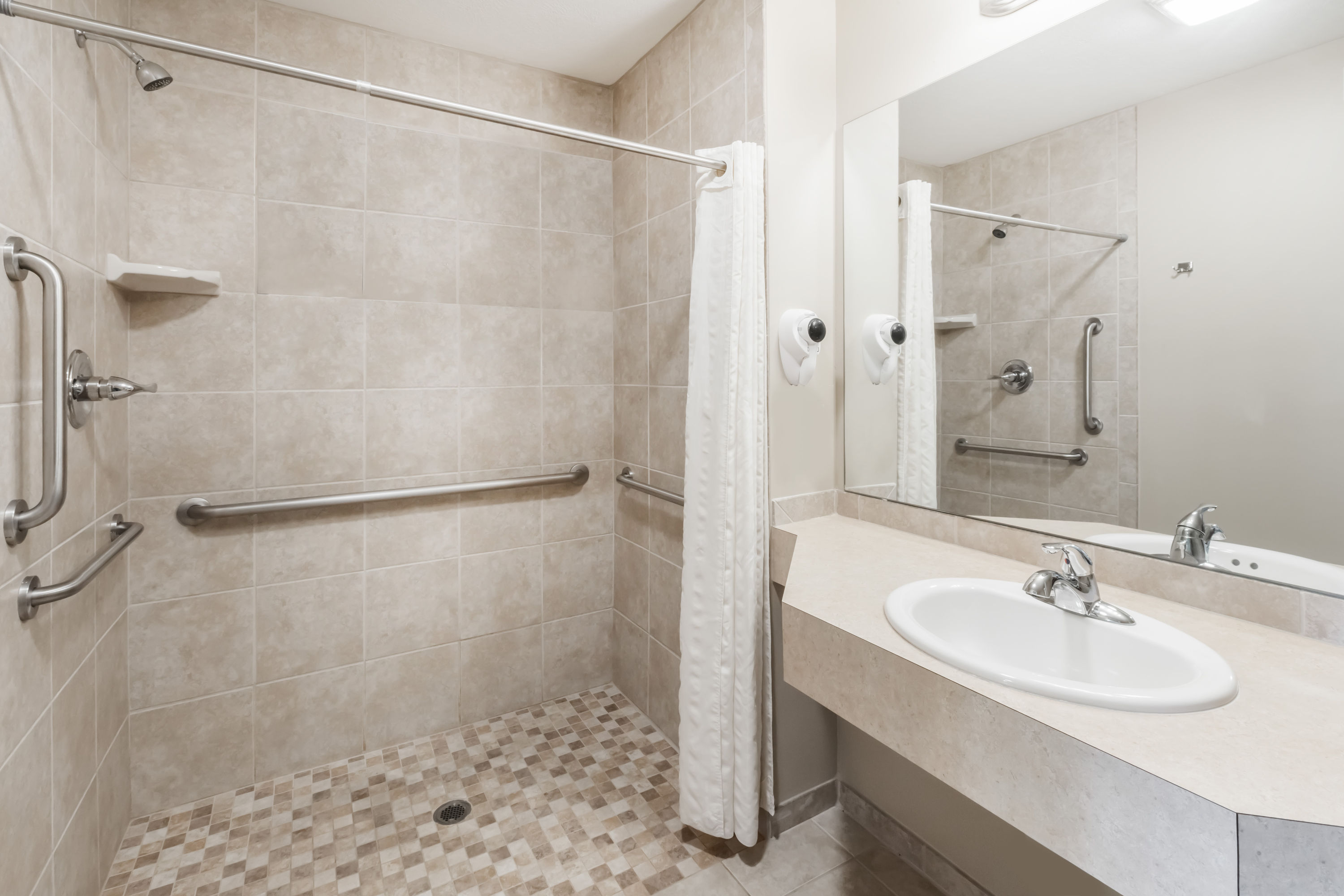 Howard Johnson by Wyndham Traverse City | Traverse City, MI Hotels