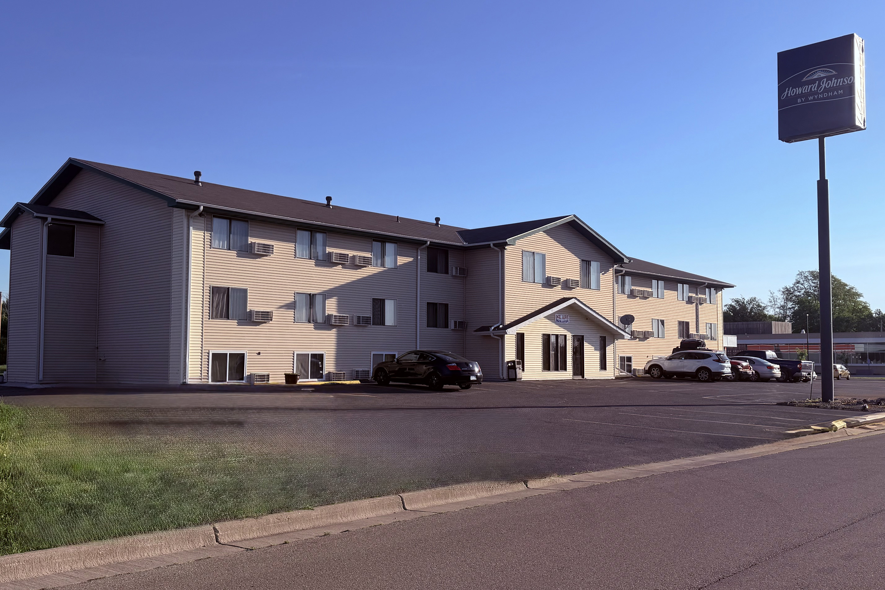 Exterior of Howard Johnson by Wyndham Albert Lea hotel in Albert Lea, Minnesota