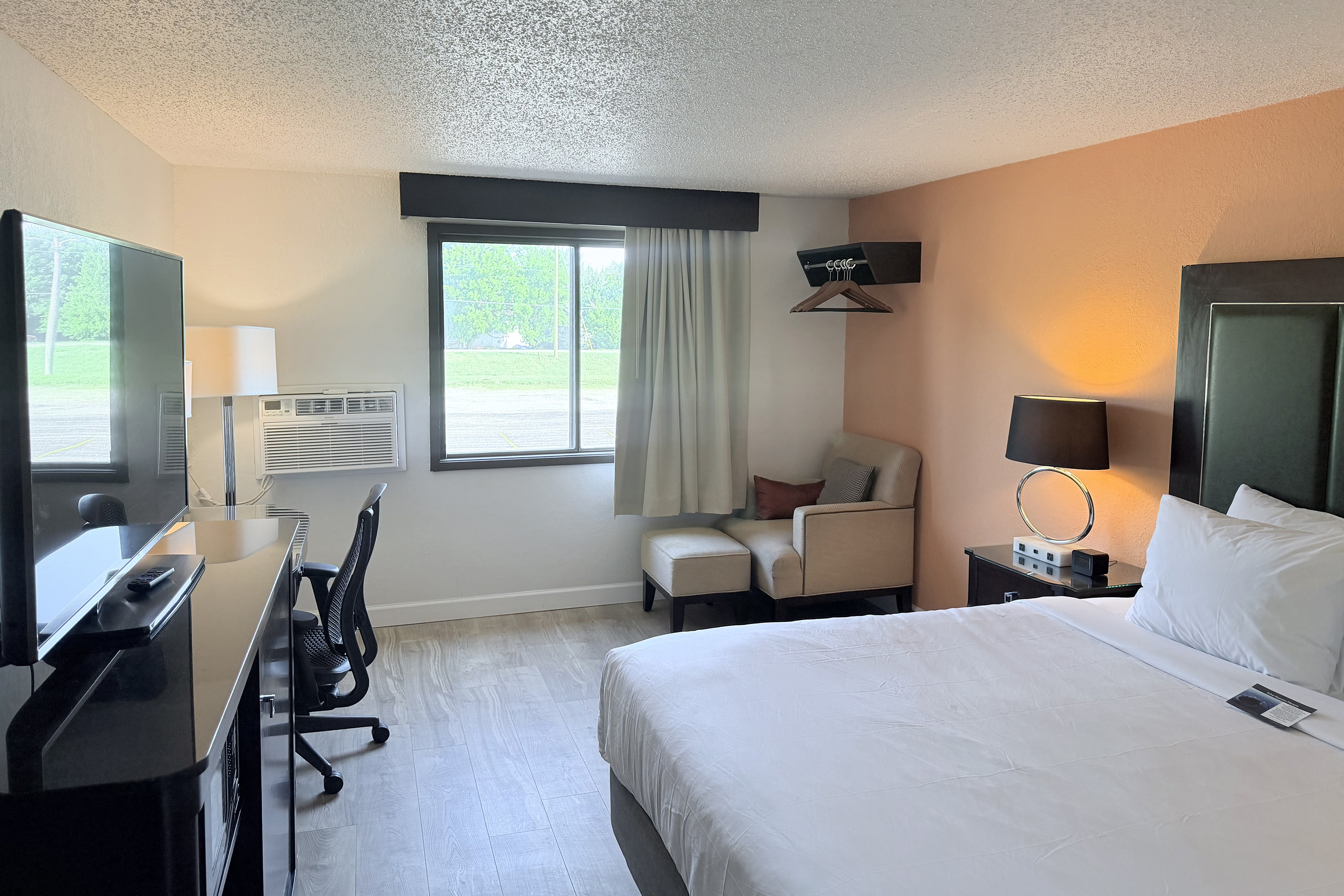 Guest room at the Howard Johnson by Wyndham Albert Lea in Albert Lea, Minnesota