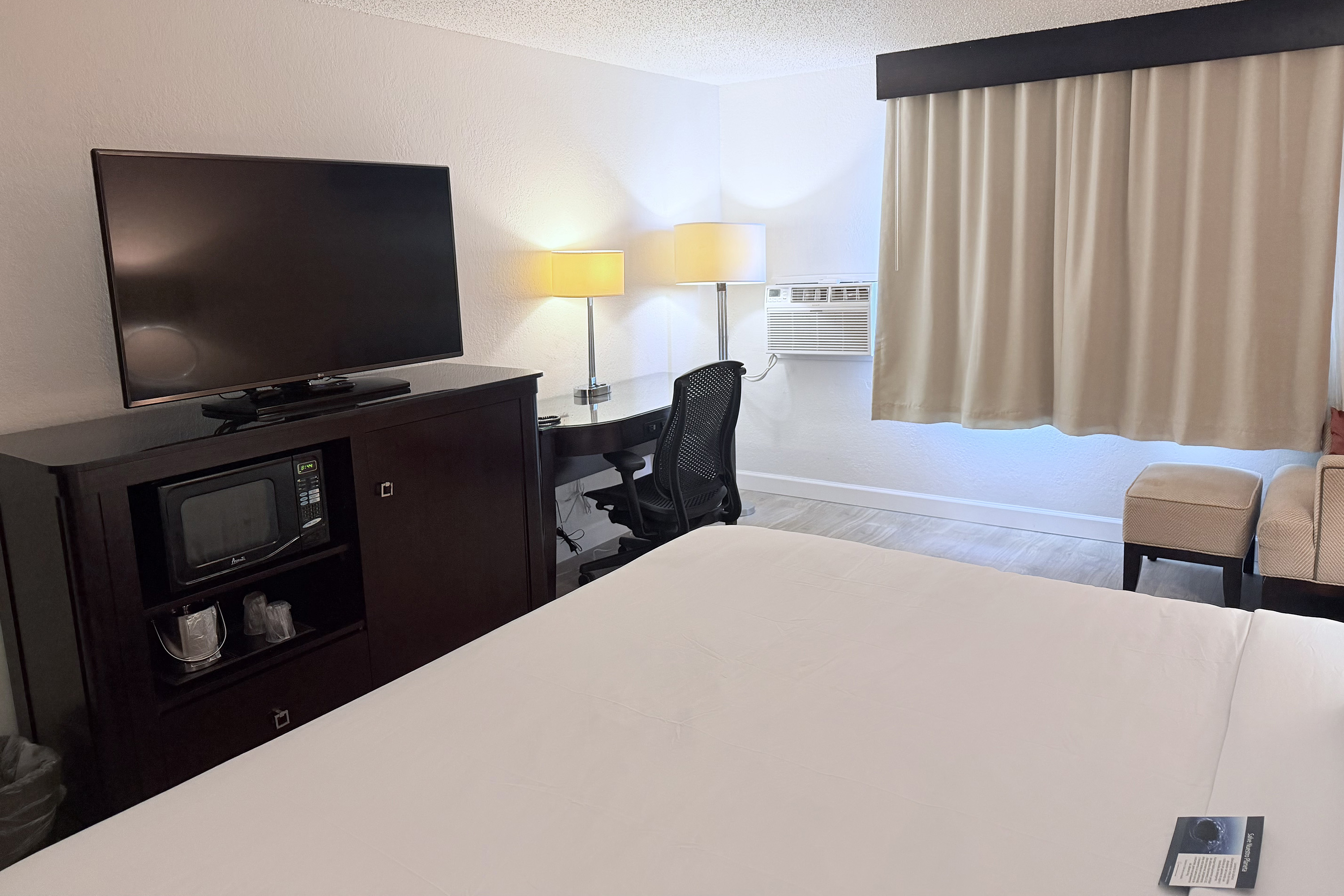 Guest room at the Howard Johnson by Wyndham Albert Lea in Albert Lea, Minnesota