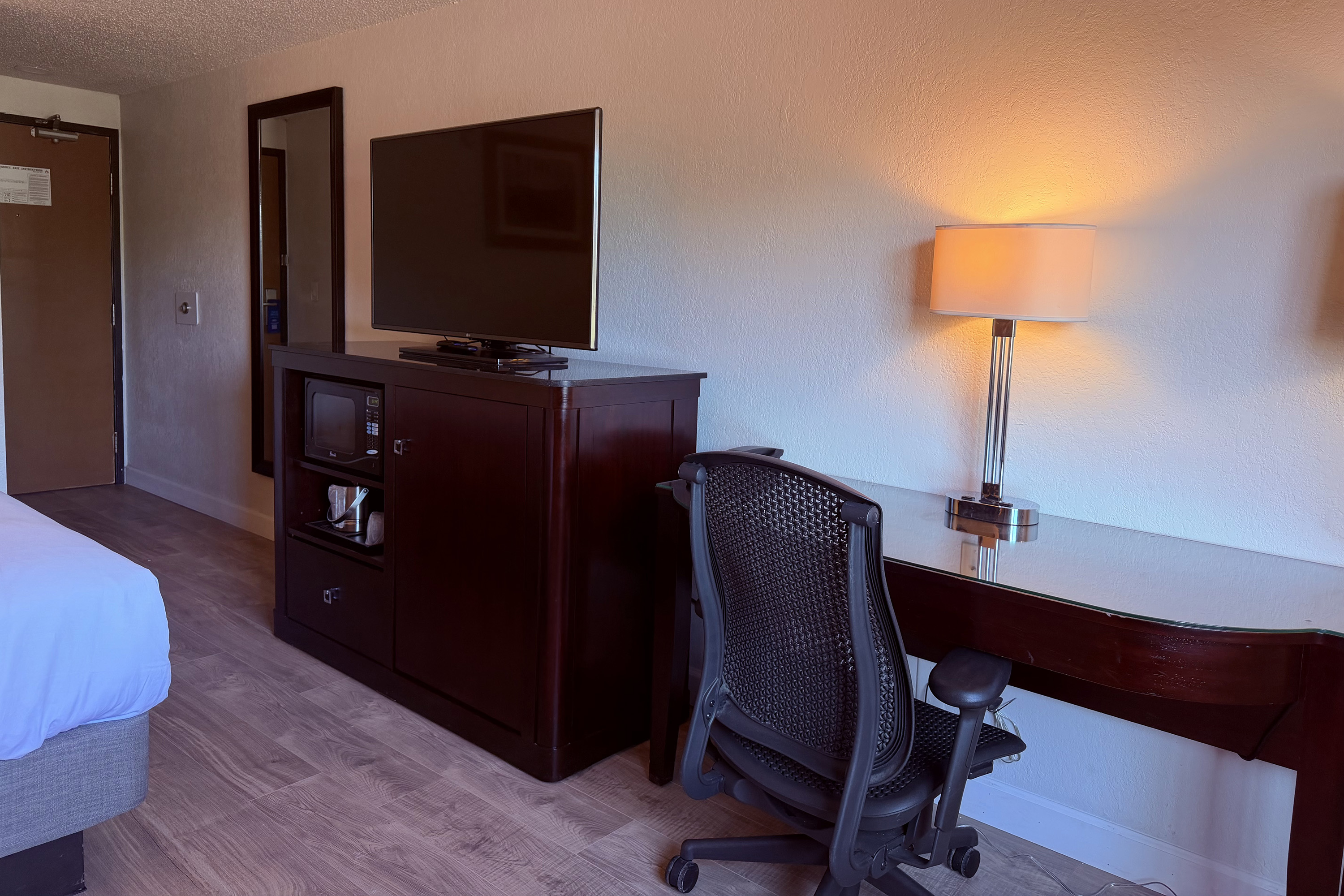 Guest room at the Howard Johnson by Wyndham Albert Lea in Albert Lea, Minnesota