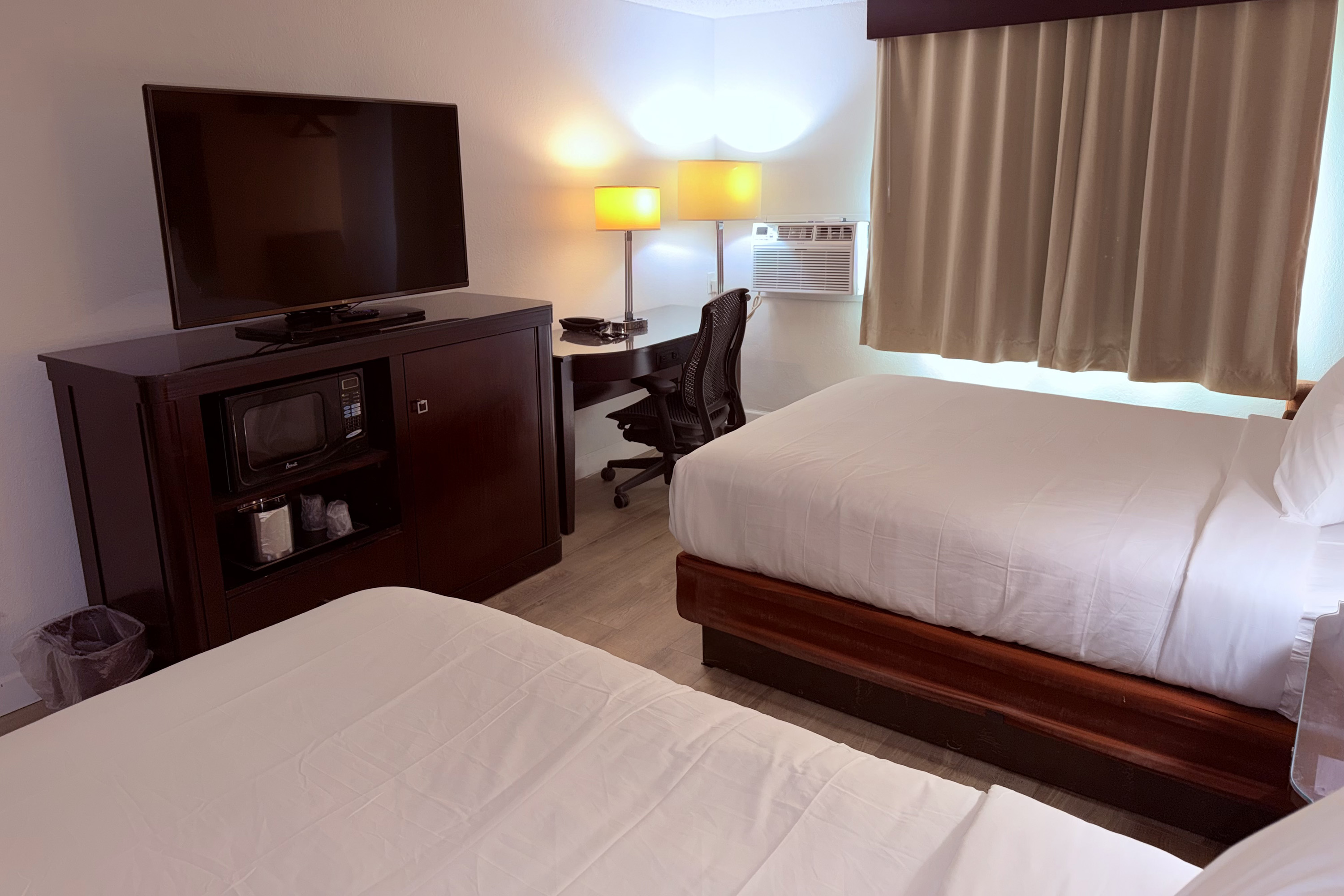 Guest room at the Howard Johnson by Wyndham Albert Lea in Albert Lea, Minnesota