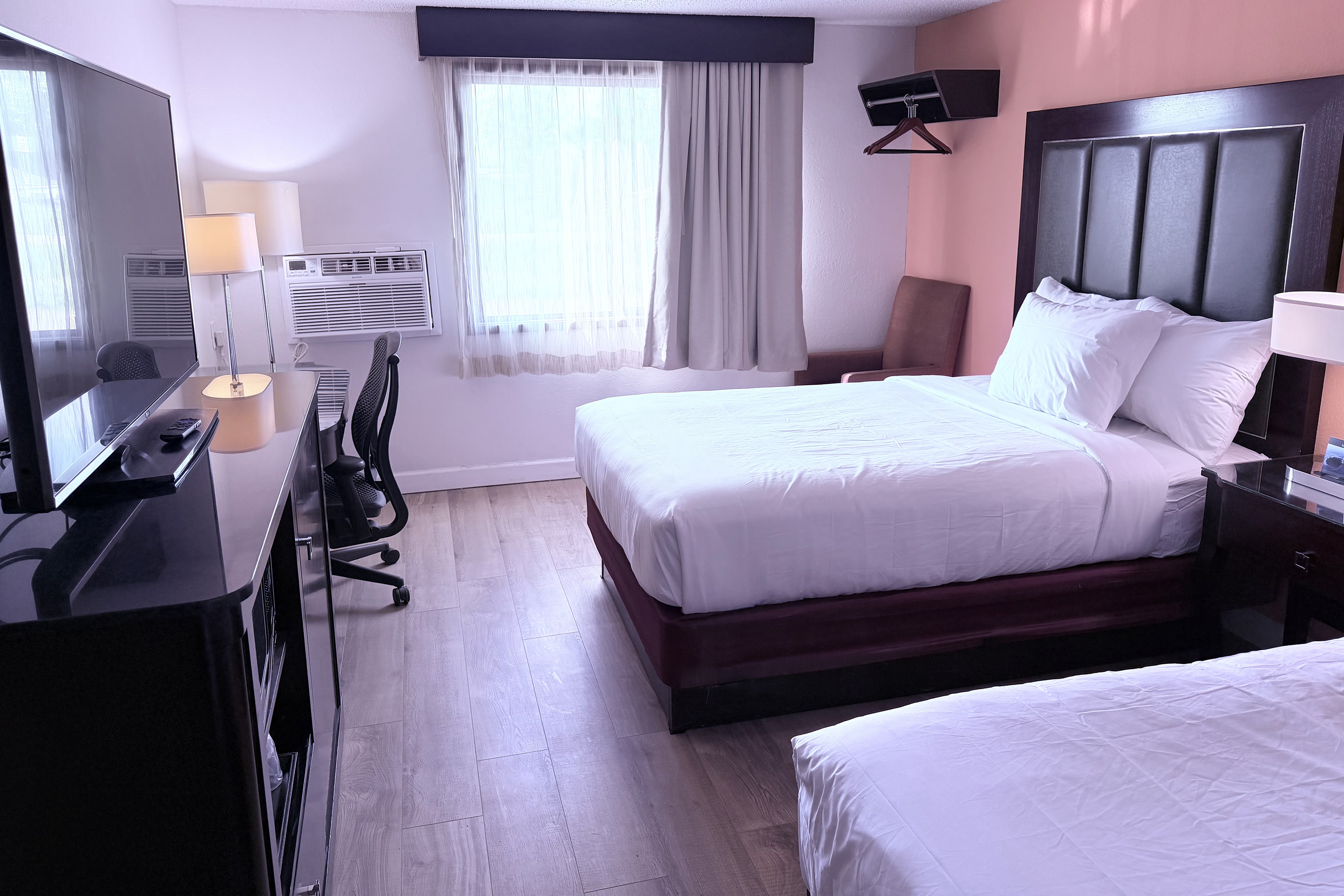 Guest room at the Howard Johnson by Wyndham Albert Lea in Albert Lea, Minnesota