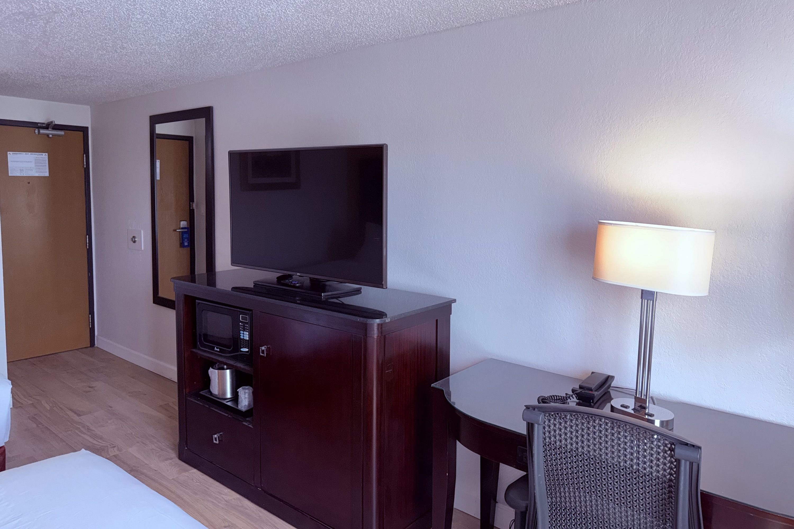 Guest room at the Howard Johnson by Wyndham Albert Lea in Albert Lea, Minnesota