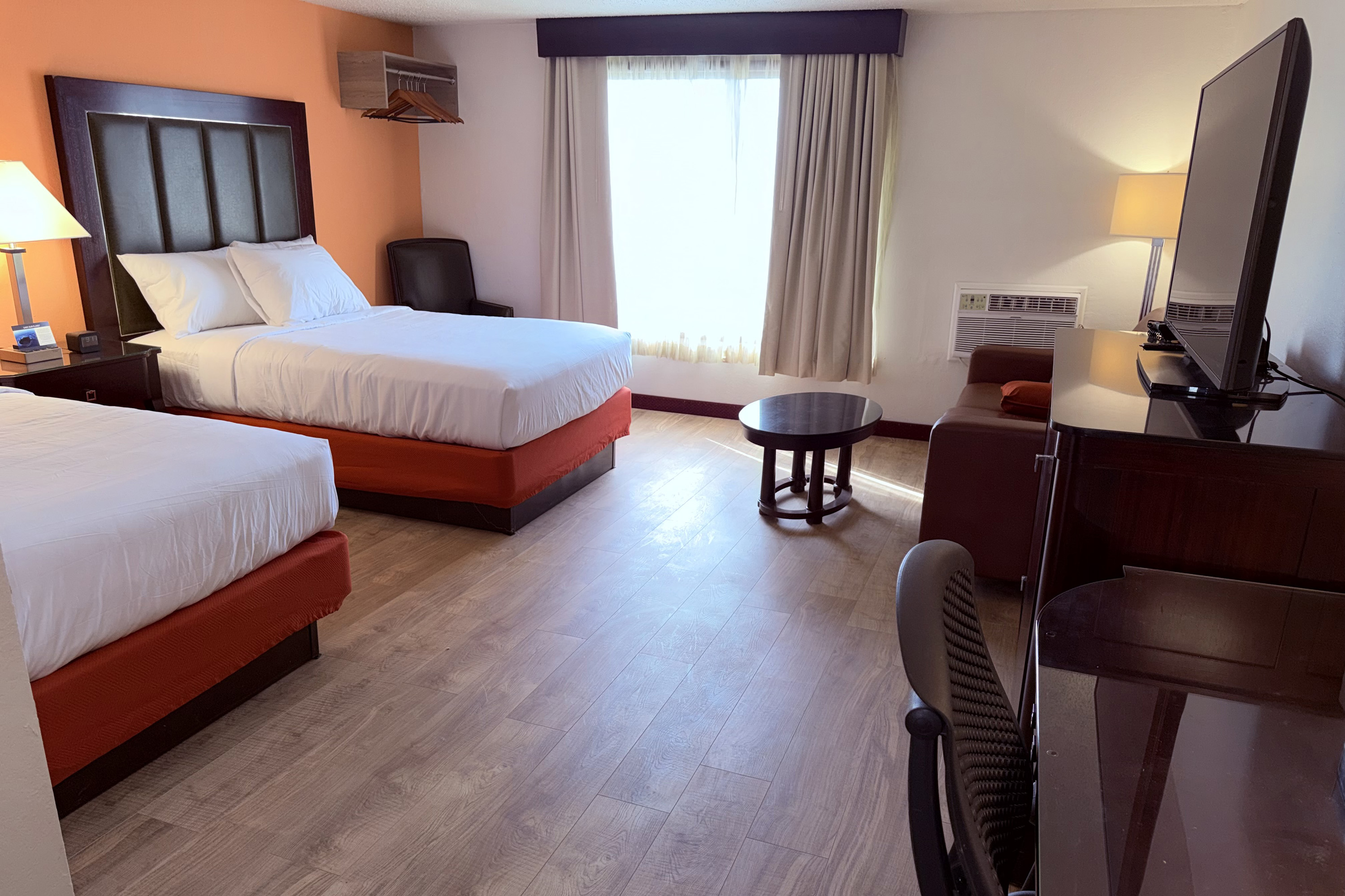 Guest room at the Howard Johnson by Wyndham Albert Lea in Albert Lea, Minnesota