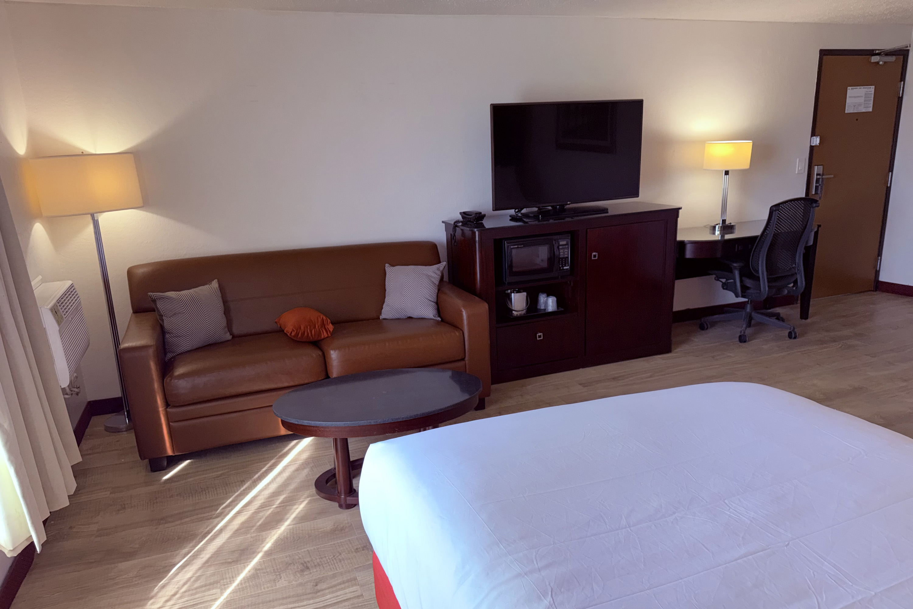 Guest room at the Howard Johnson by Wyndham Albert Lea in Albert Lea, Minnesota
