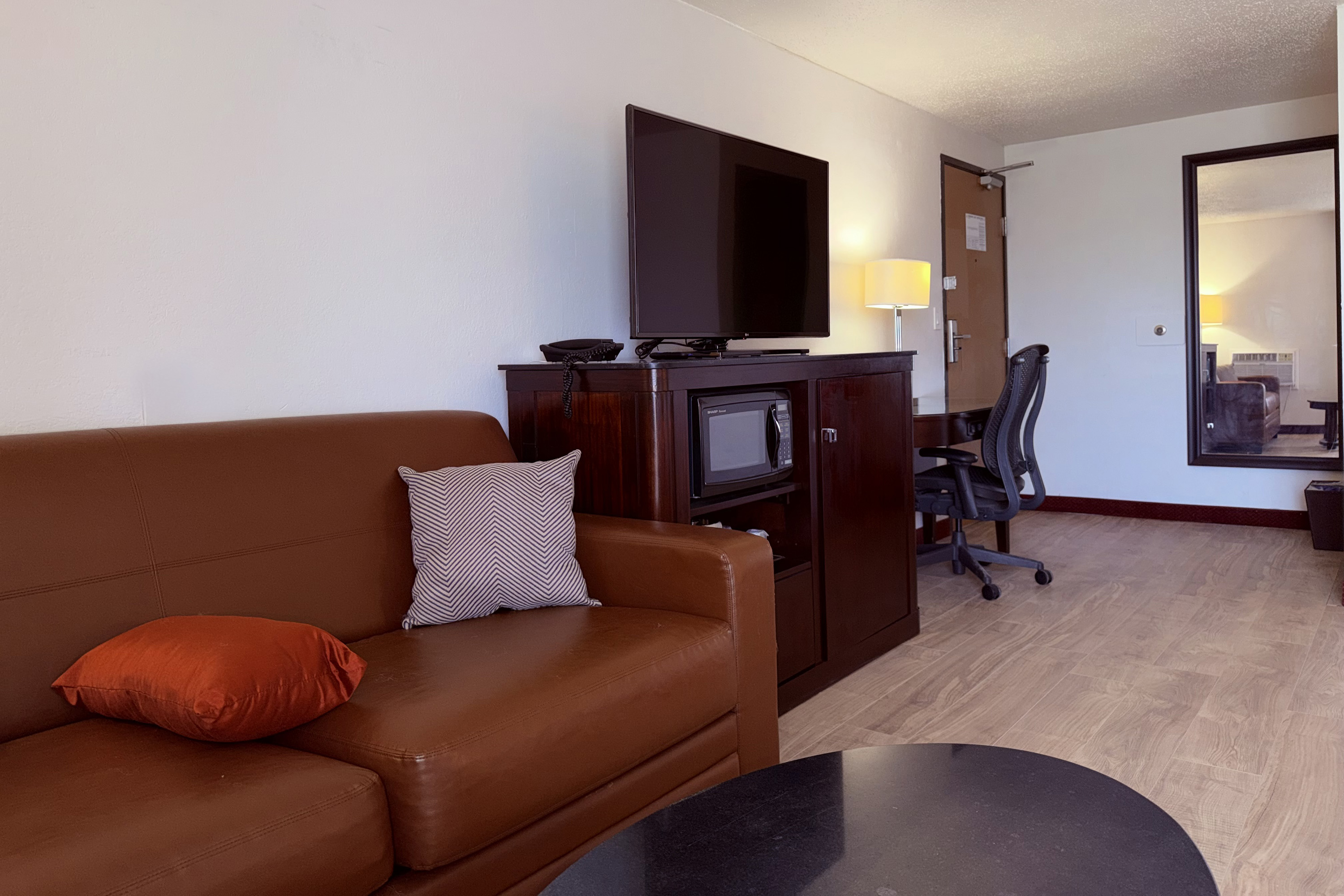 Guest room at the Howard Johnson by Wyndham Albert Lea in Albert Lea, Minnesota