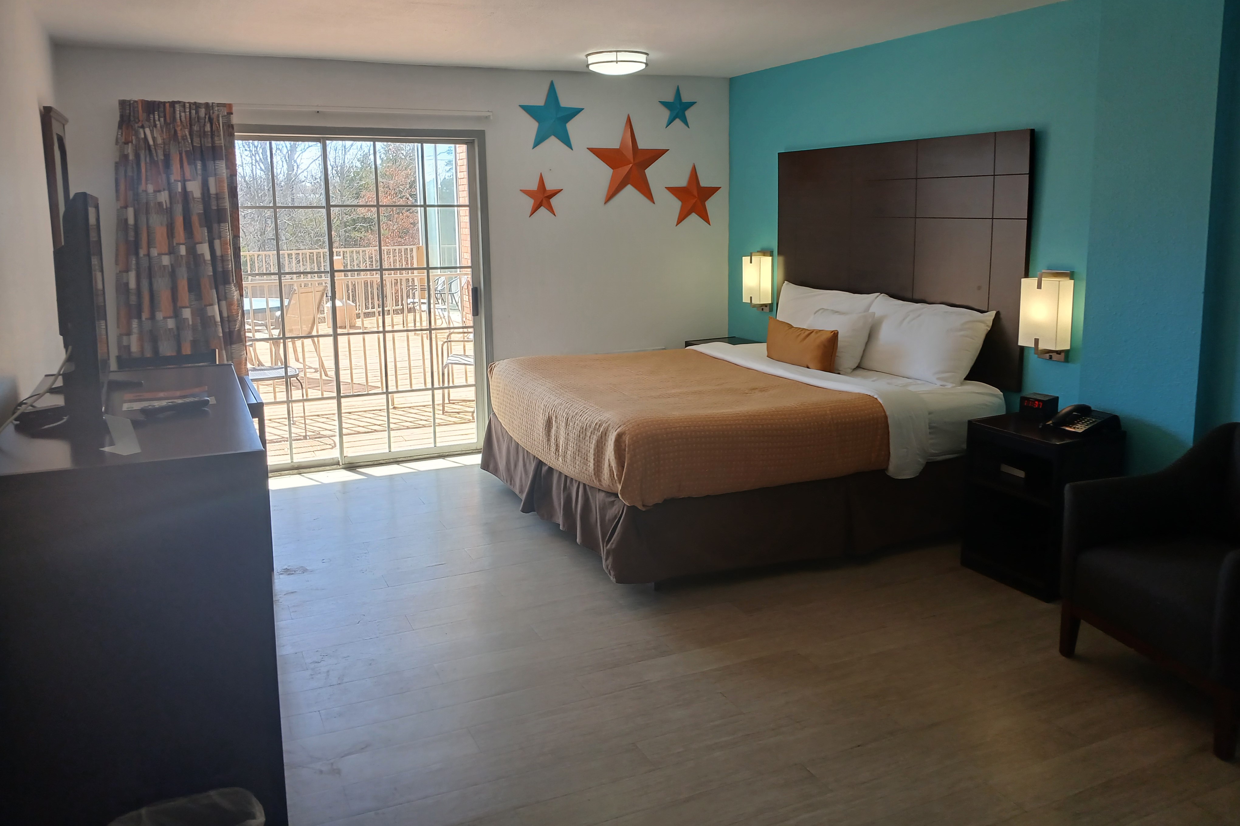 Guest room at the Howard Johnson by Wyndham Branson Theatre District in Branson, Missouri
