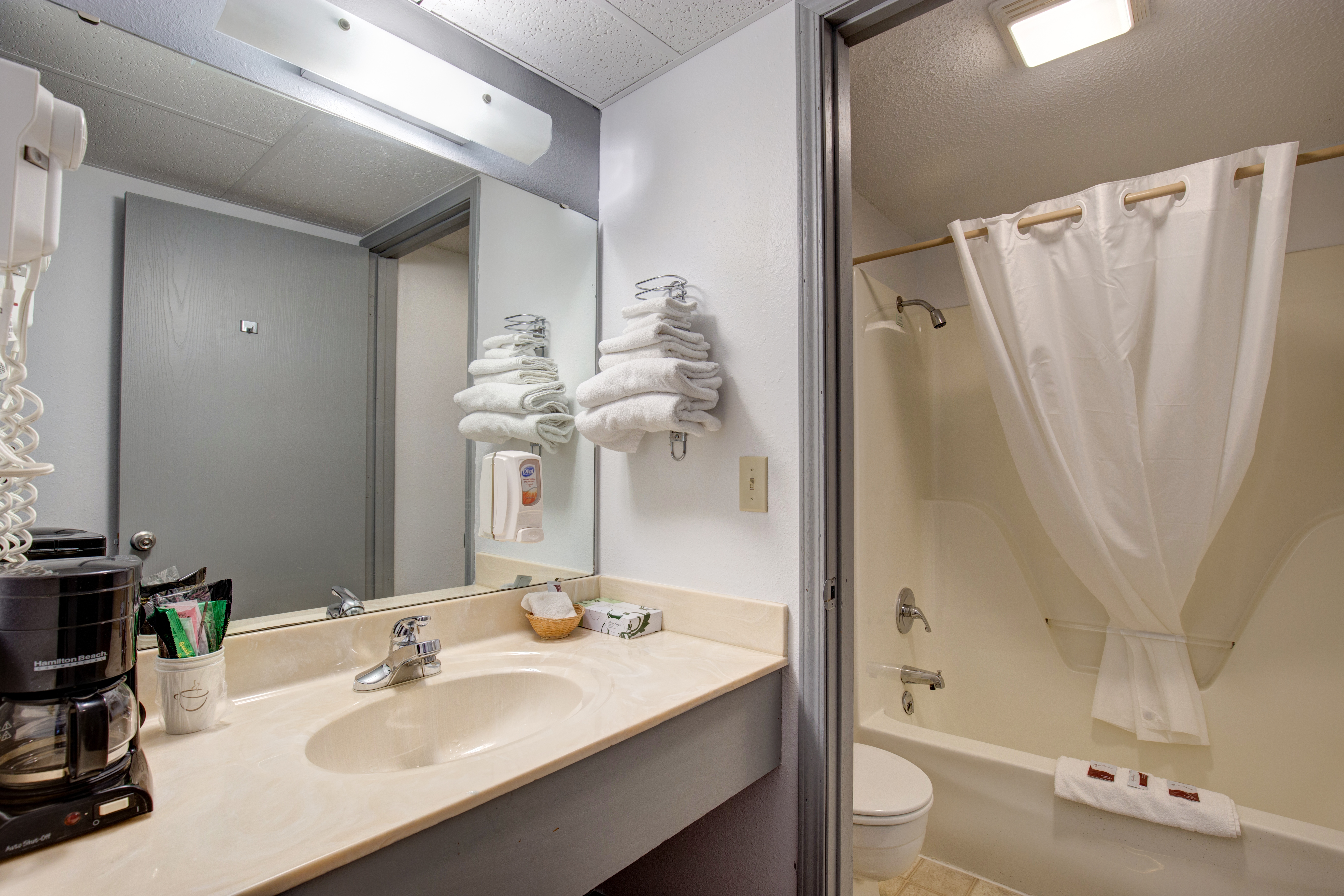 Guest room bath at the Howard Johnson by Wyndham Branson Theatre District in Branson, Missouri