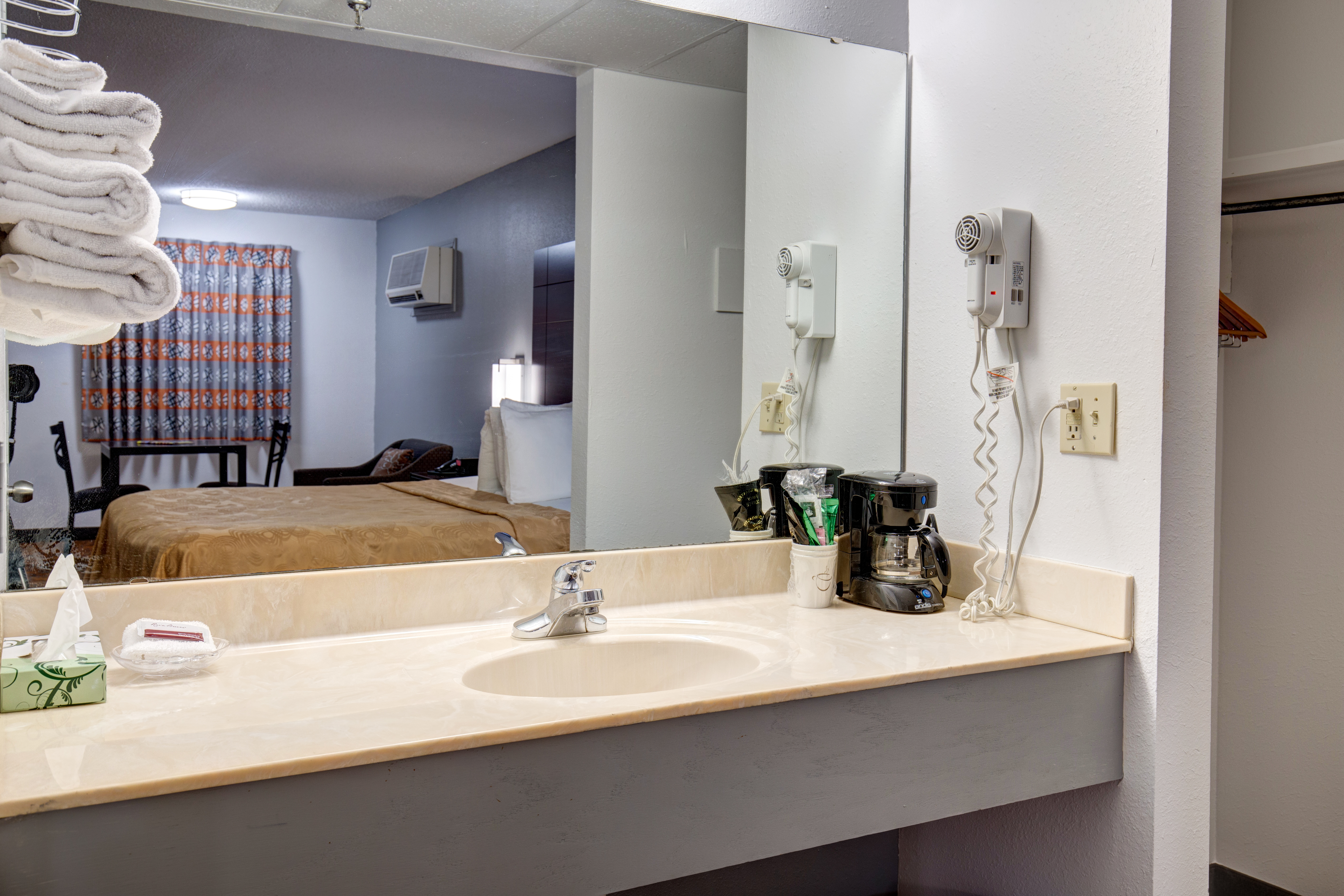 Guest room bath at the Howard Johnson by Wyndham Branson Theatre District in Branson, Missouri