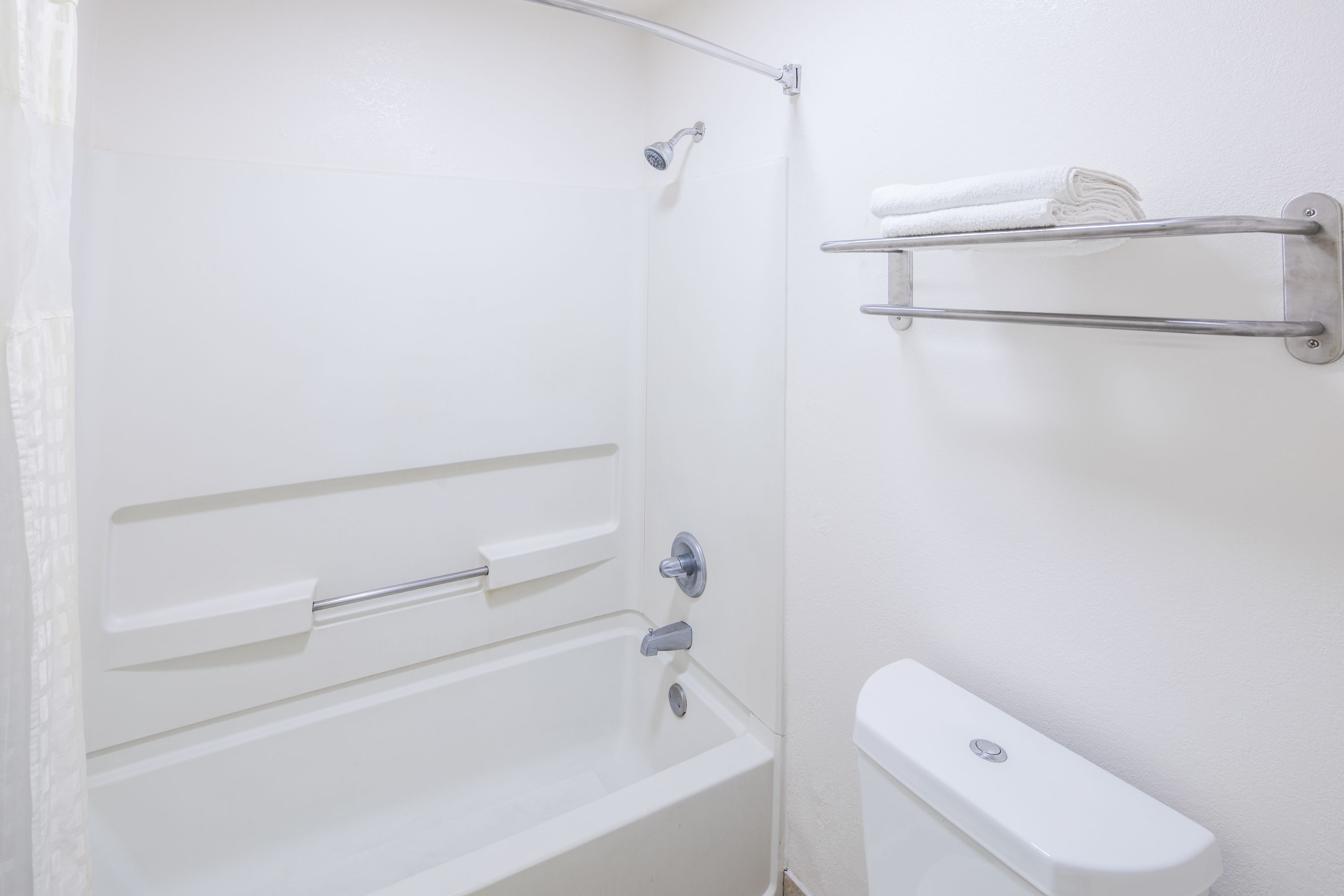 Guest room bath at the Howard Johnson by Wyndham Vicksburg in Vicksburg, Mississippi