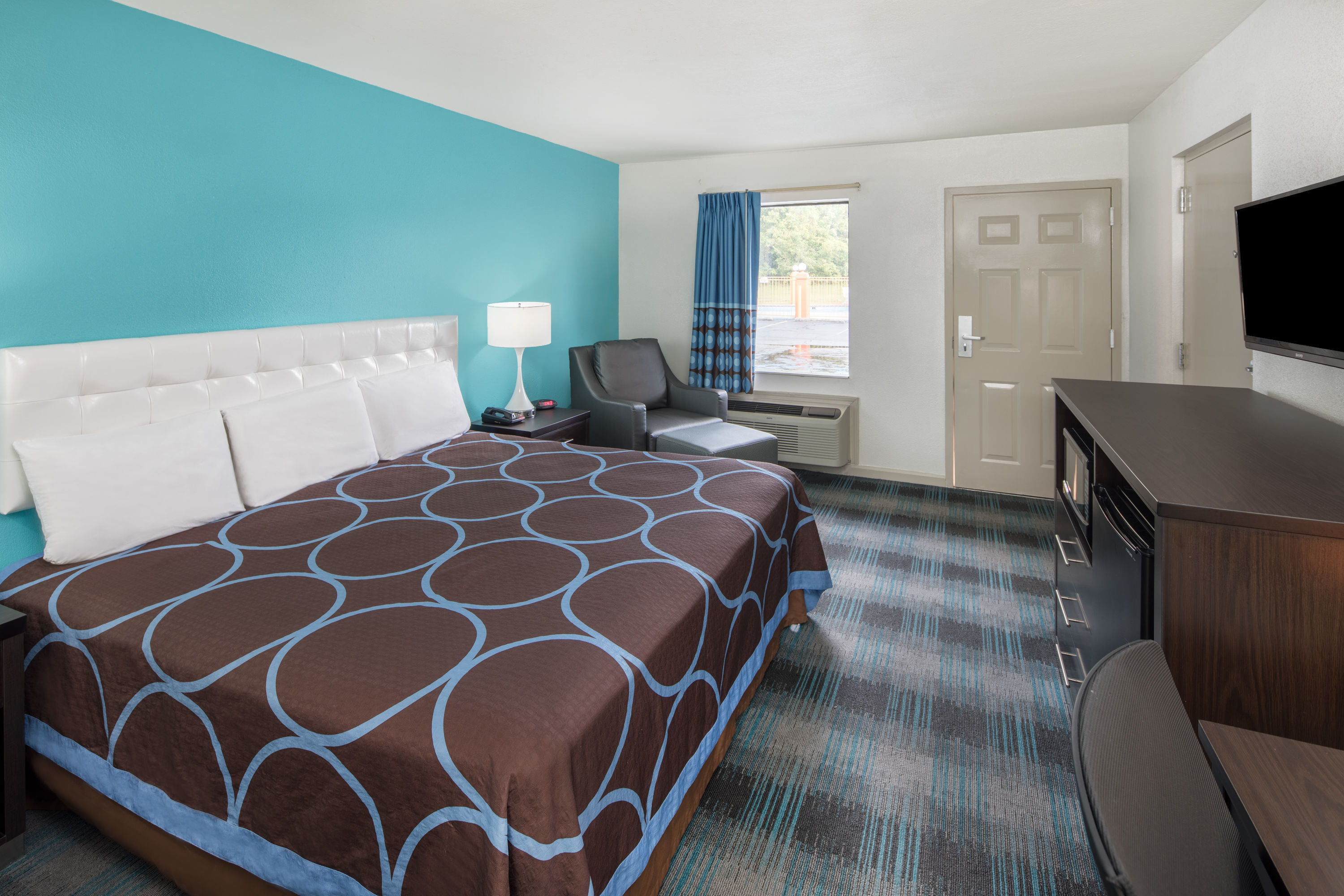 Guest room at the Howard Johnson by Wyndham Vicksburg in Vicksburg, Mississippi