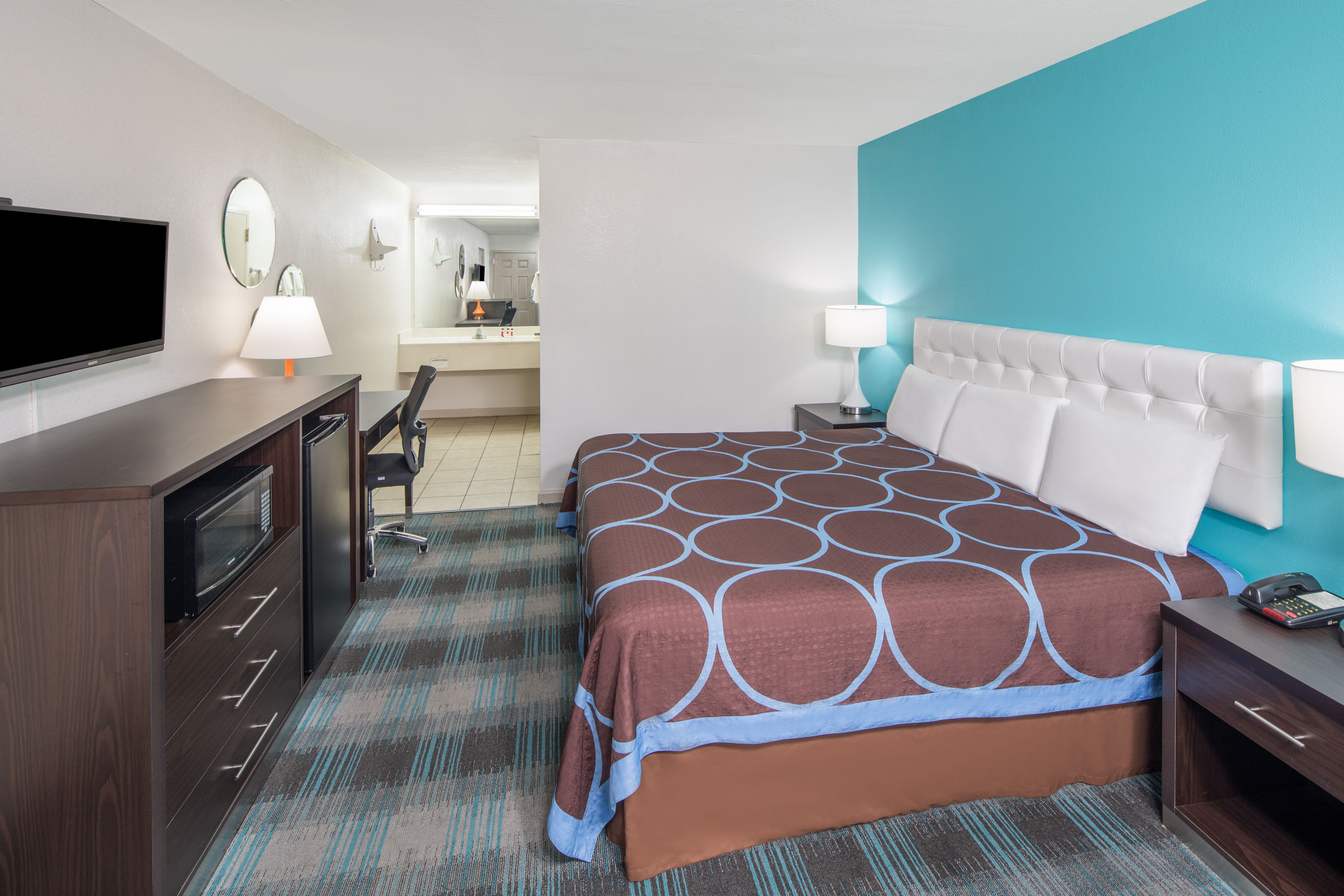 Guest room at the Howard Johnson by Wyndham Vicksburg in Vicksburg, Mississippi