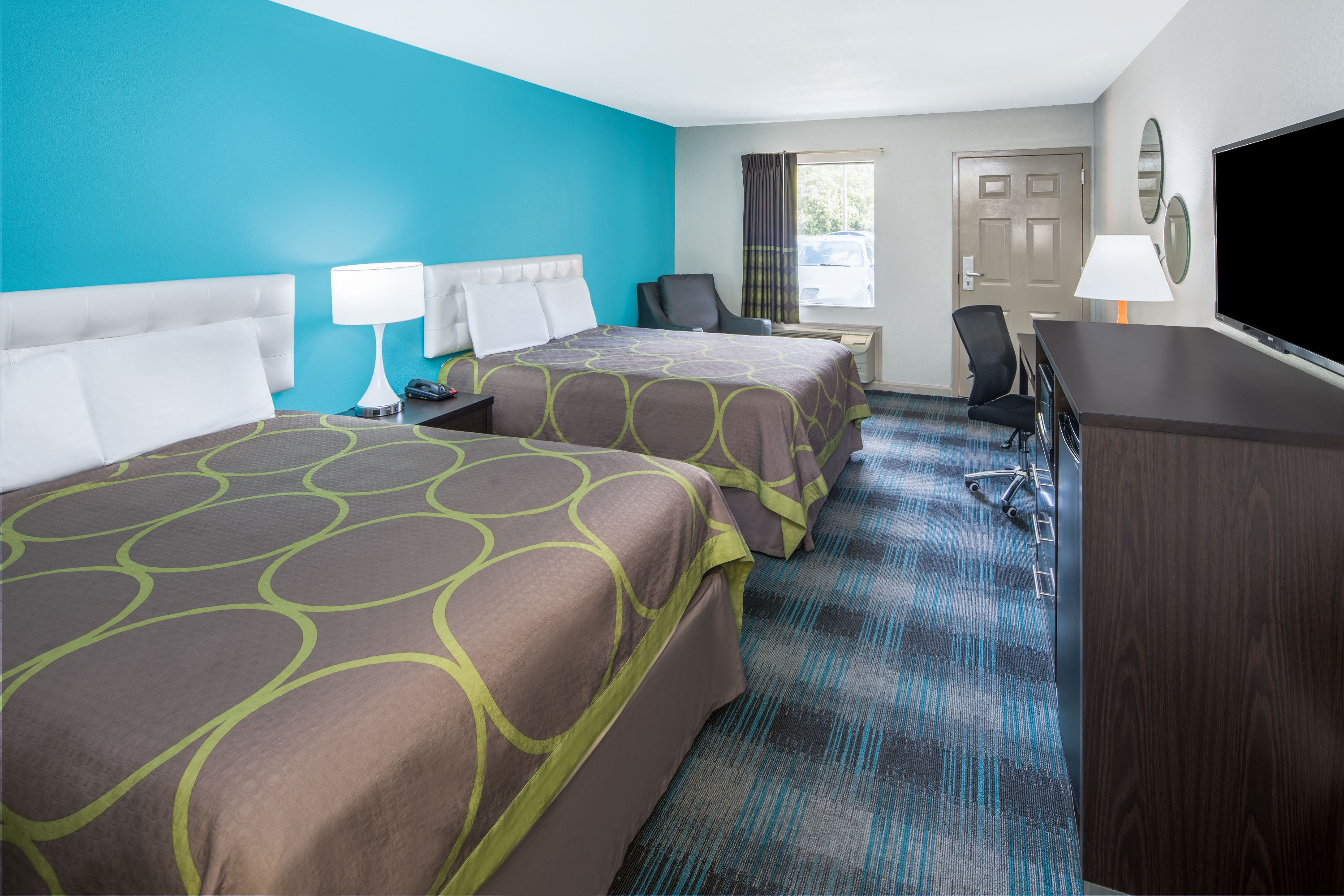 Guest room at the Howard Johnson by Wyndham Vicksburg in Vicksburg, Mississippi