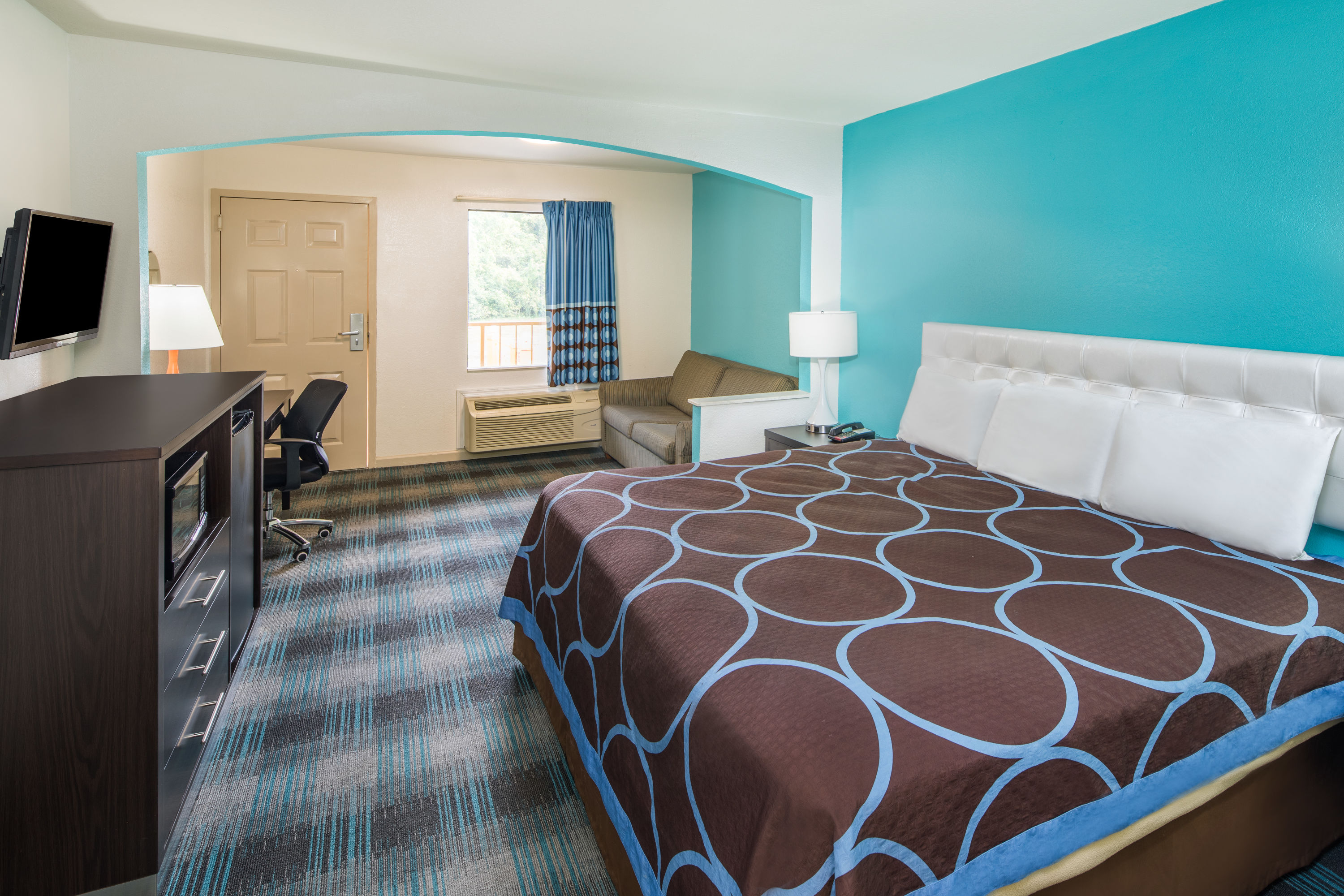 Guest room at the Howard Johnson by Wyndham Vicksburg in Vicksburg, Mississippi