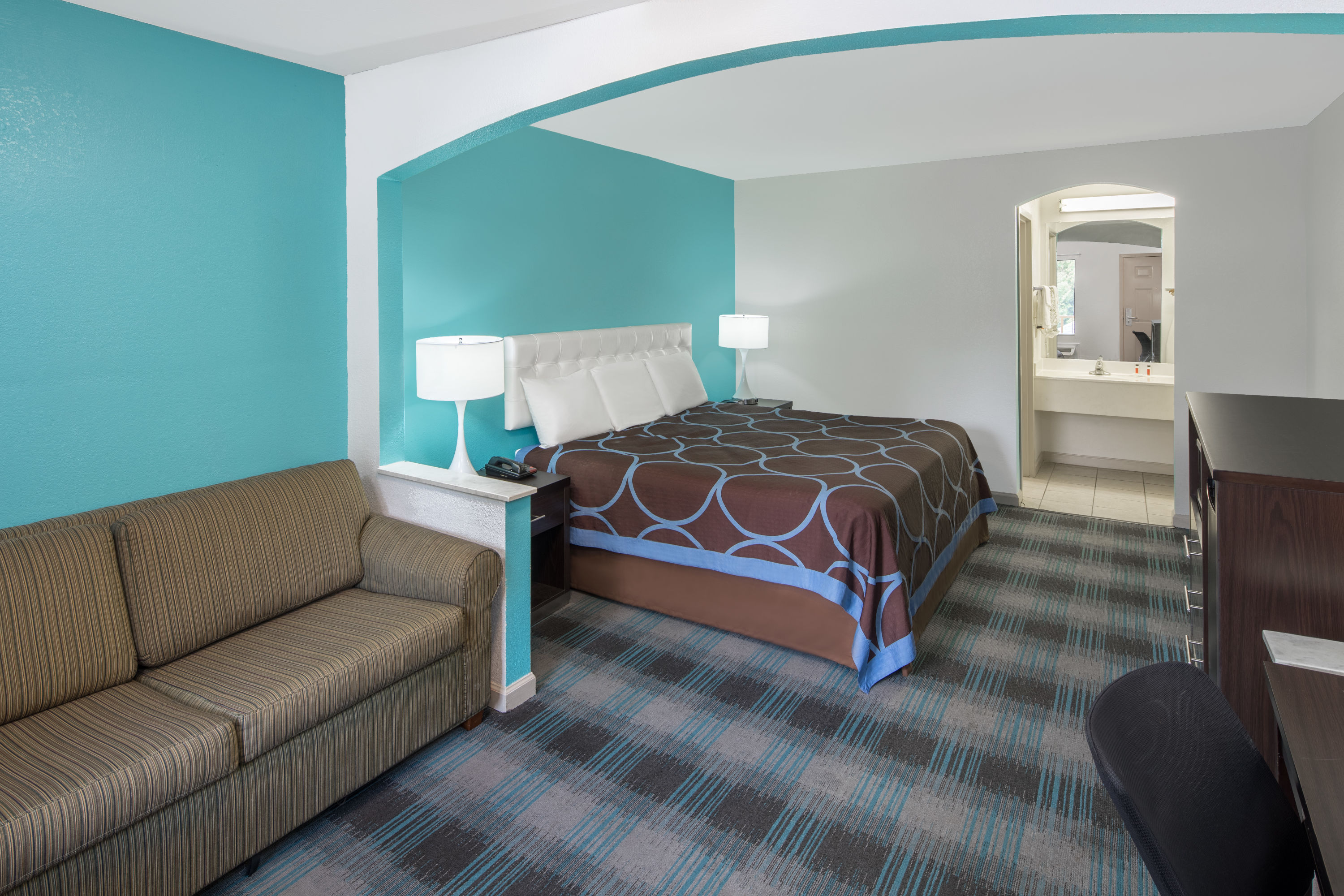 King bed guest room at the Howard Johnson by Wyndham Vicksburg in Vicksburg, Mississippi