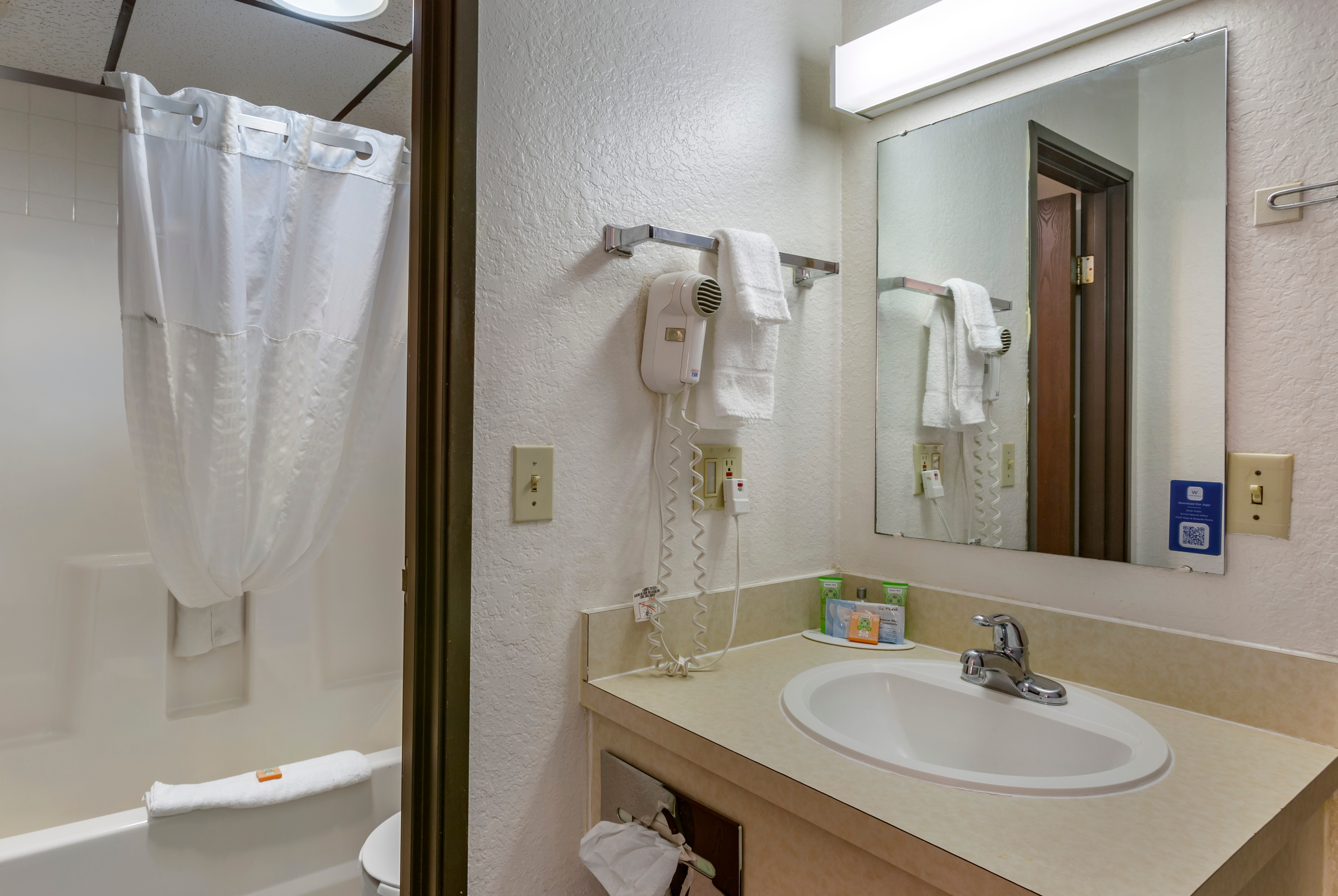 Guest room bath at the Howard Johnson by Wyndham Billings in Billings, Montana